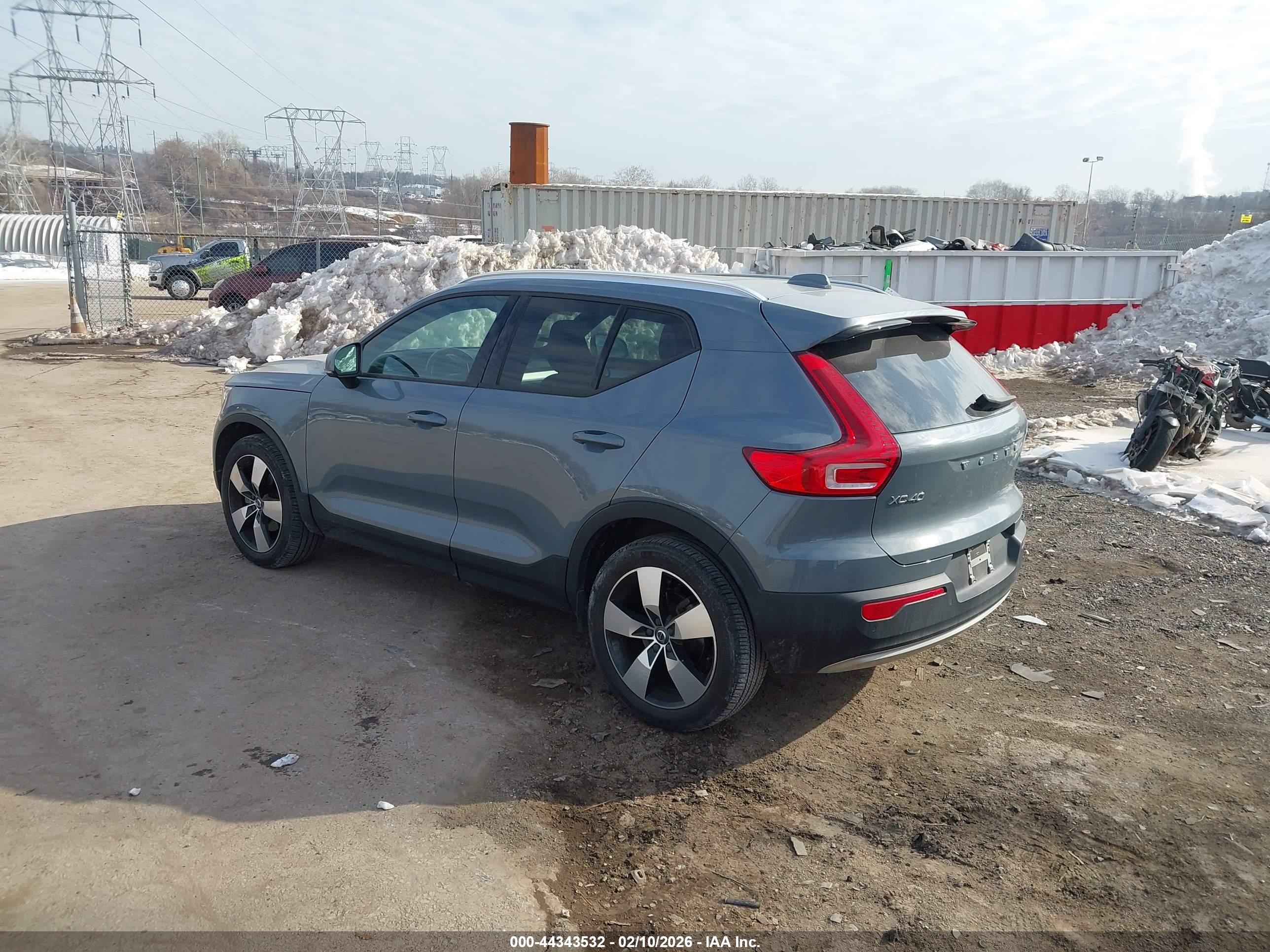 VOLVO XC40 image 3