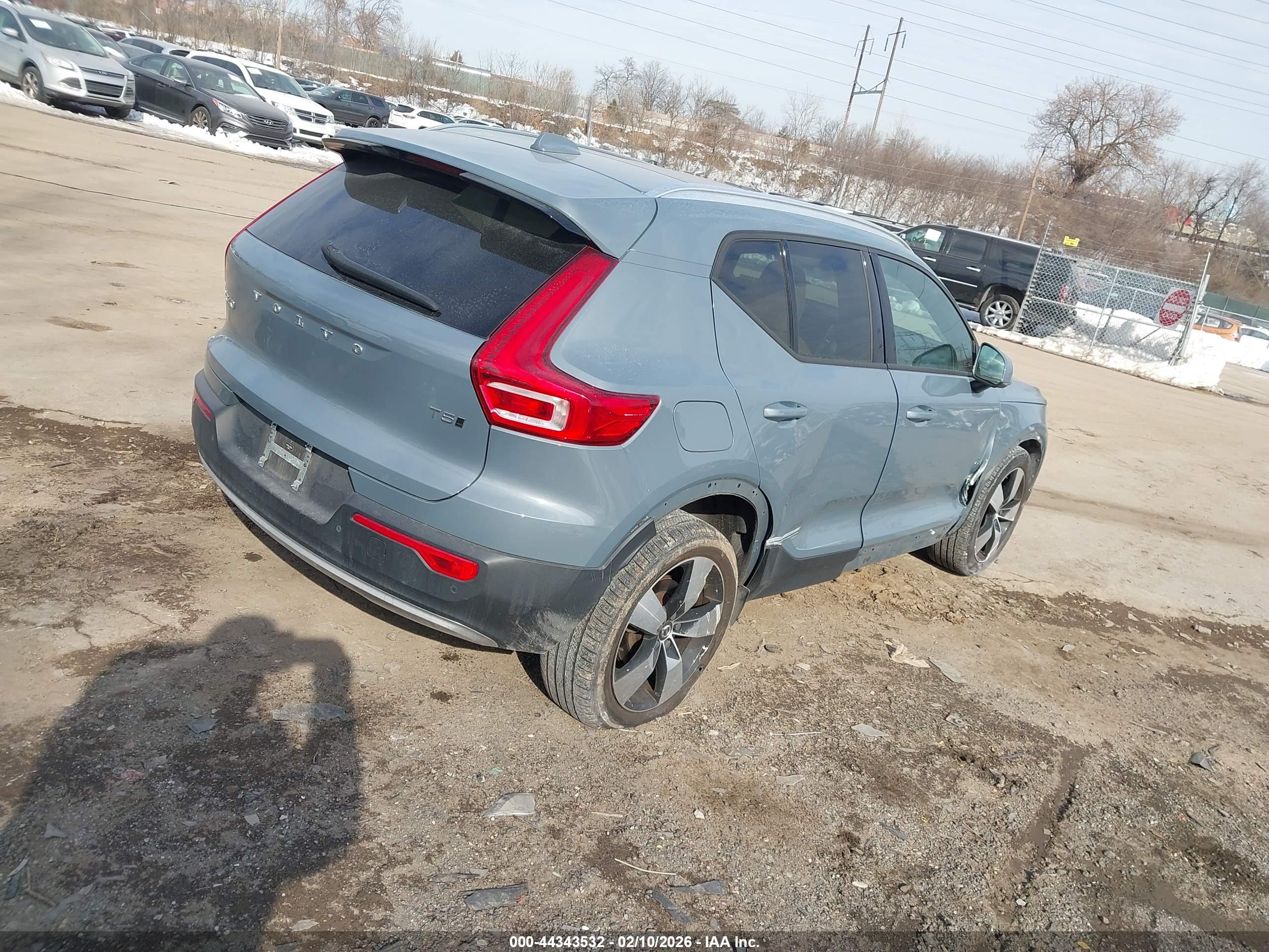 VOLVO XC40 image 4