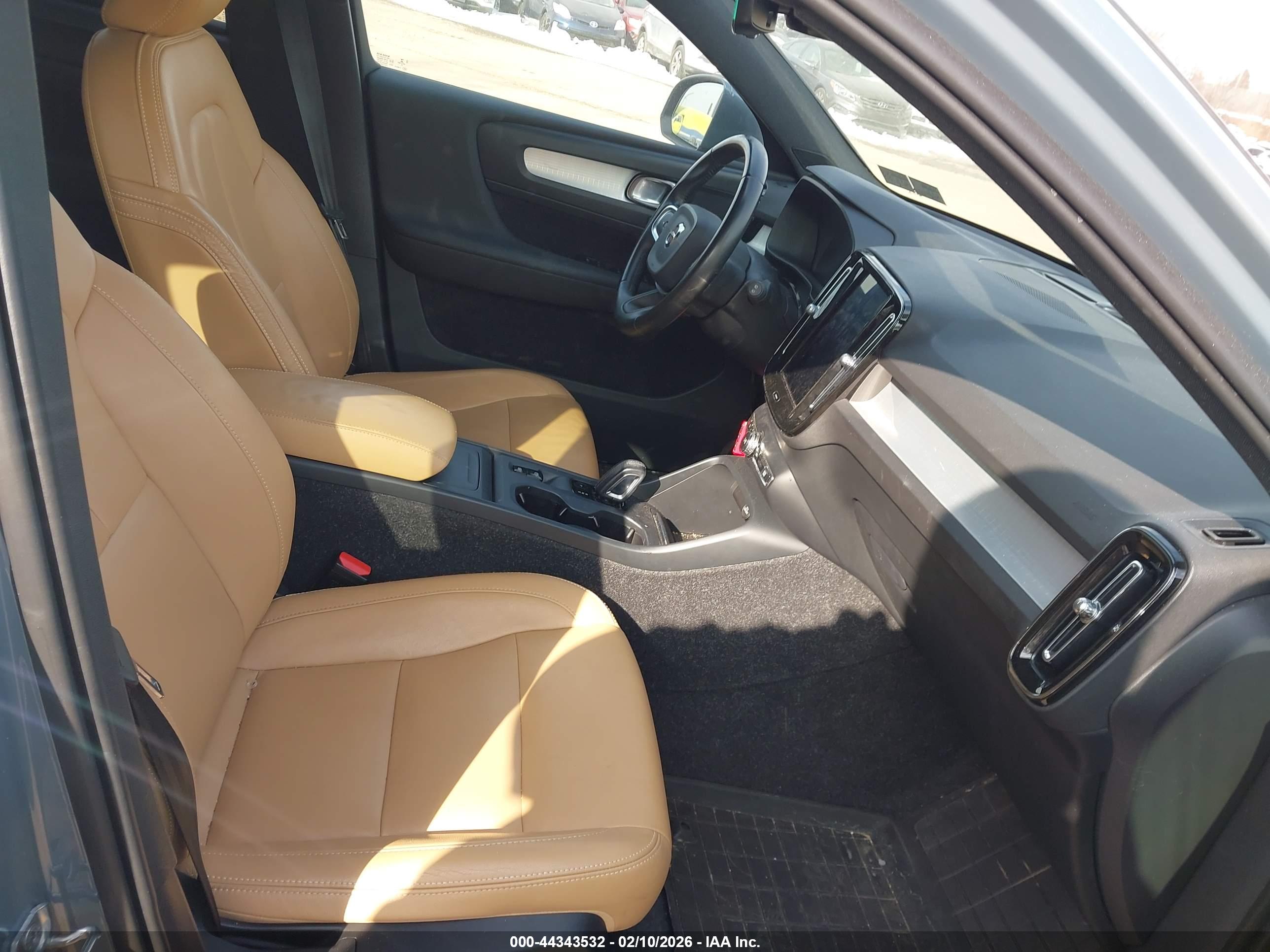 VOLVO XC40 image 5