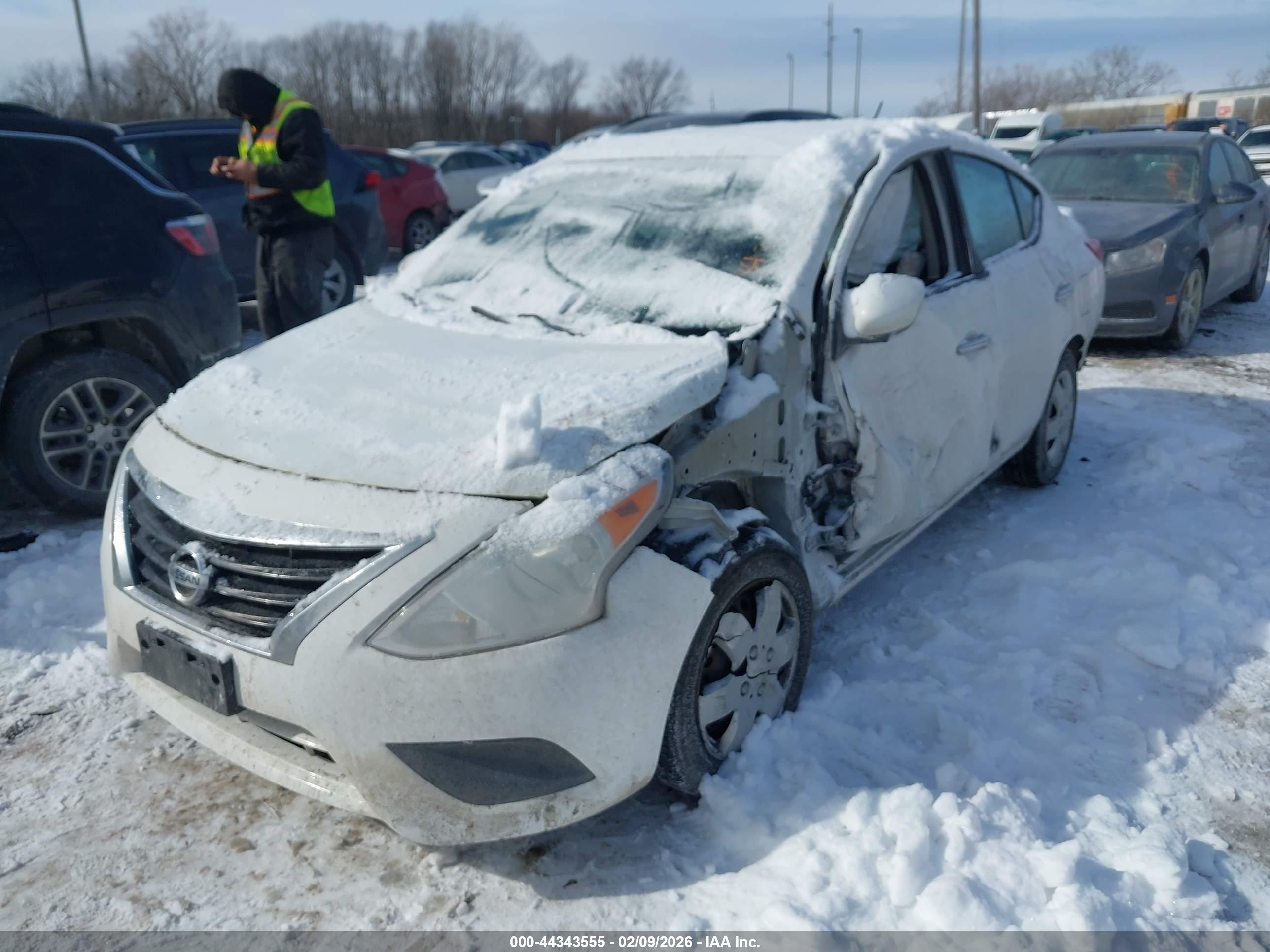 NISSAN VERSA image 2