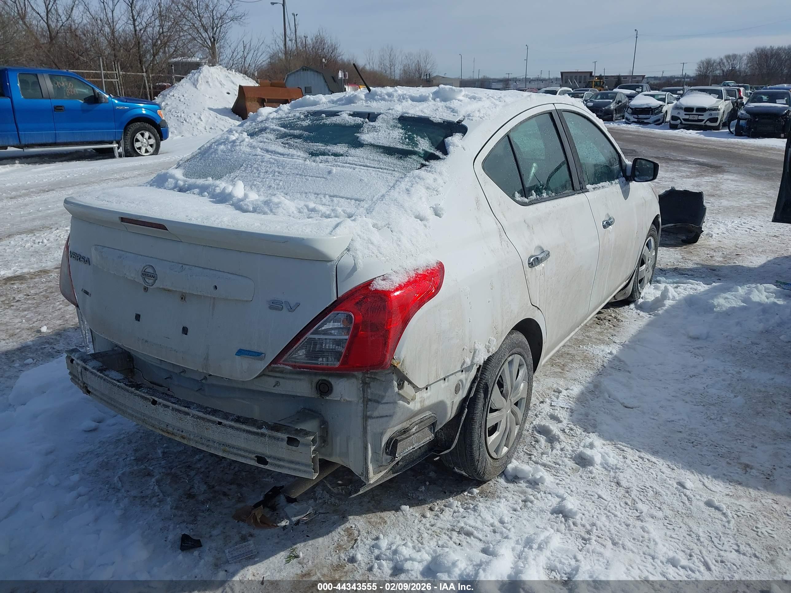 NISSAN VERSA image 4