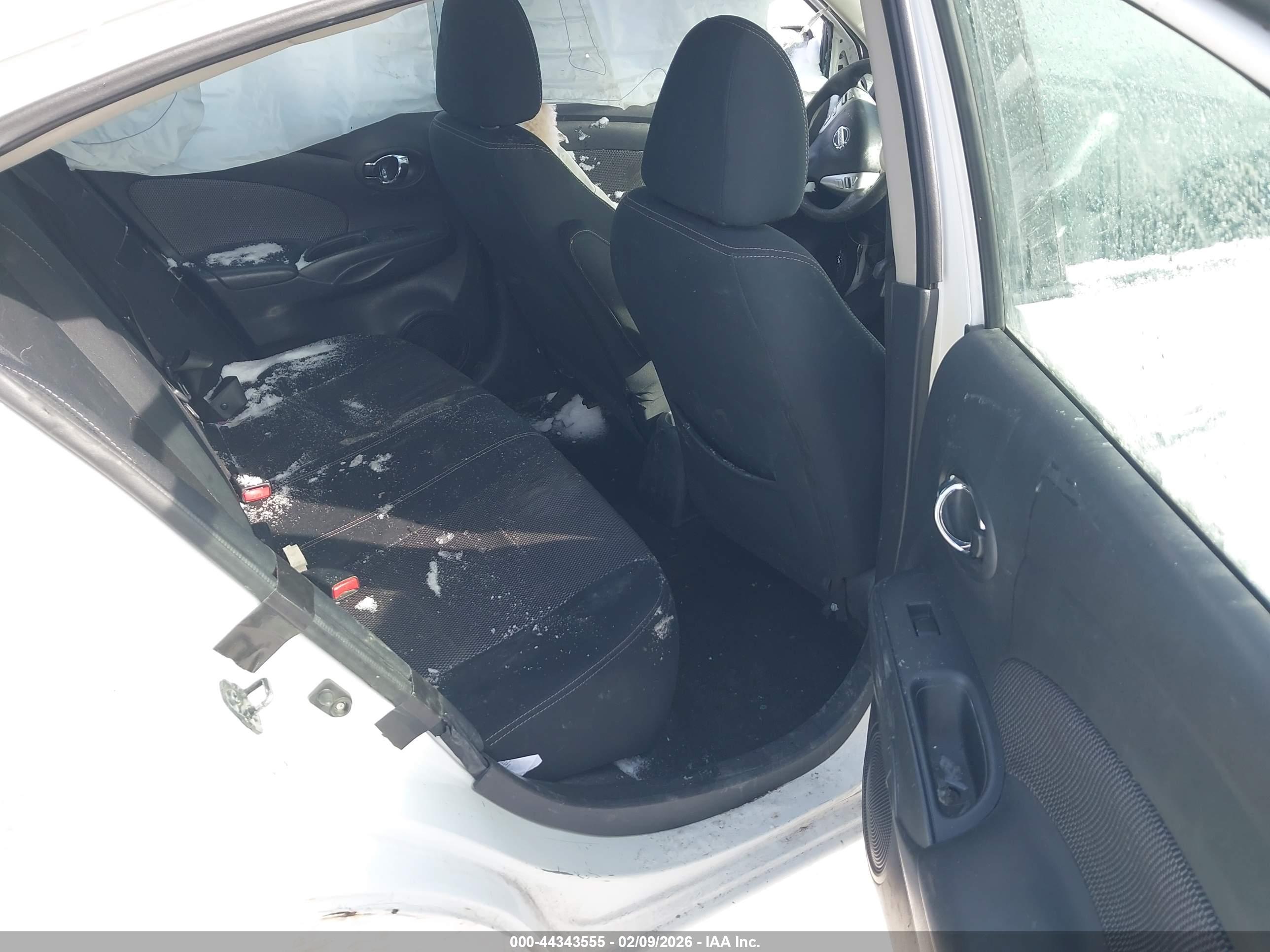 NISSAN VERSA image 8