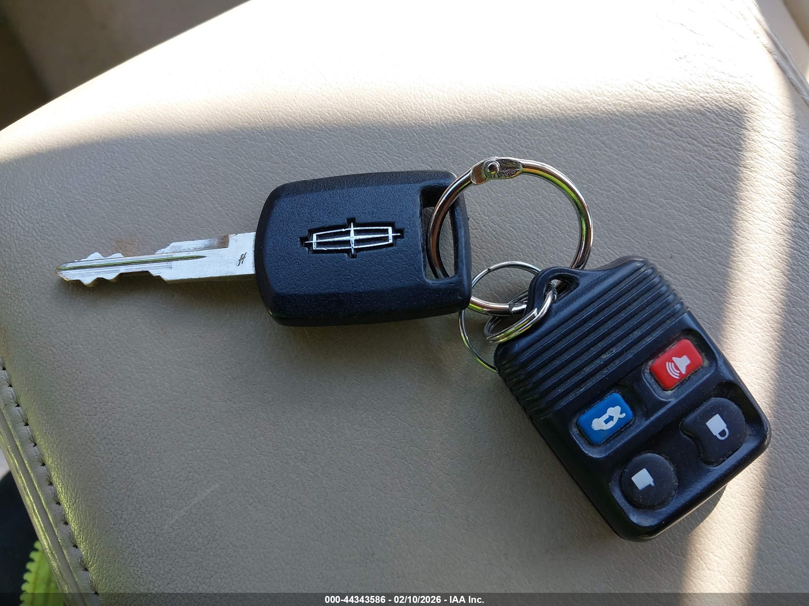 LINCOLN TOWN image 11