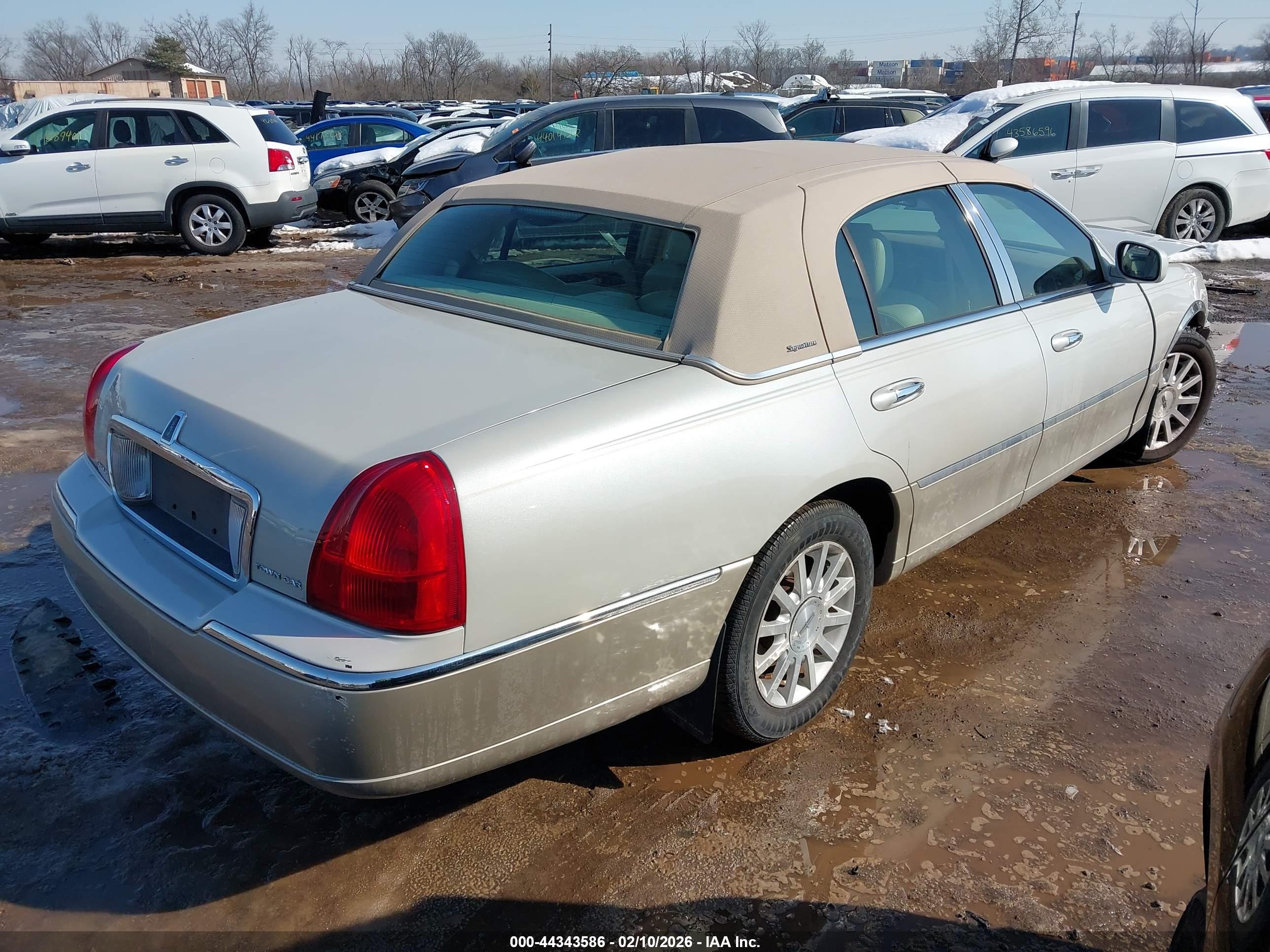 LINCOLN TOWN image 4