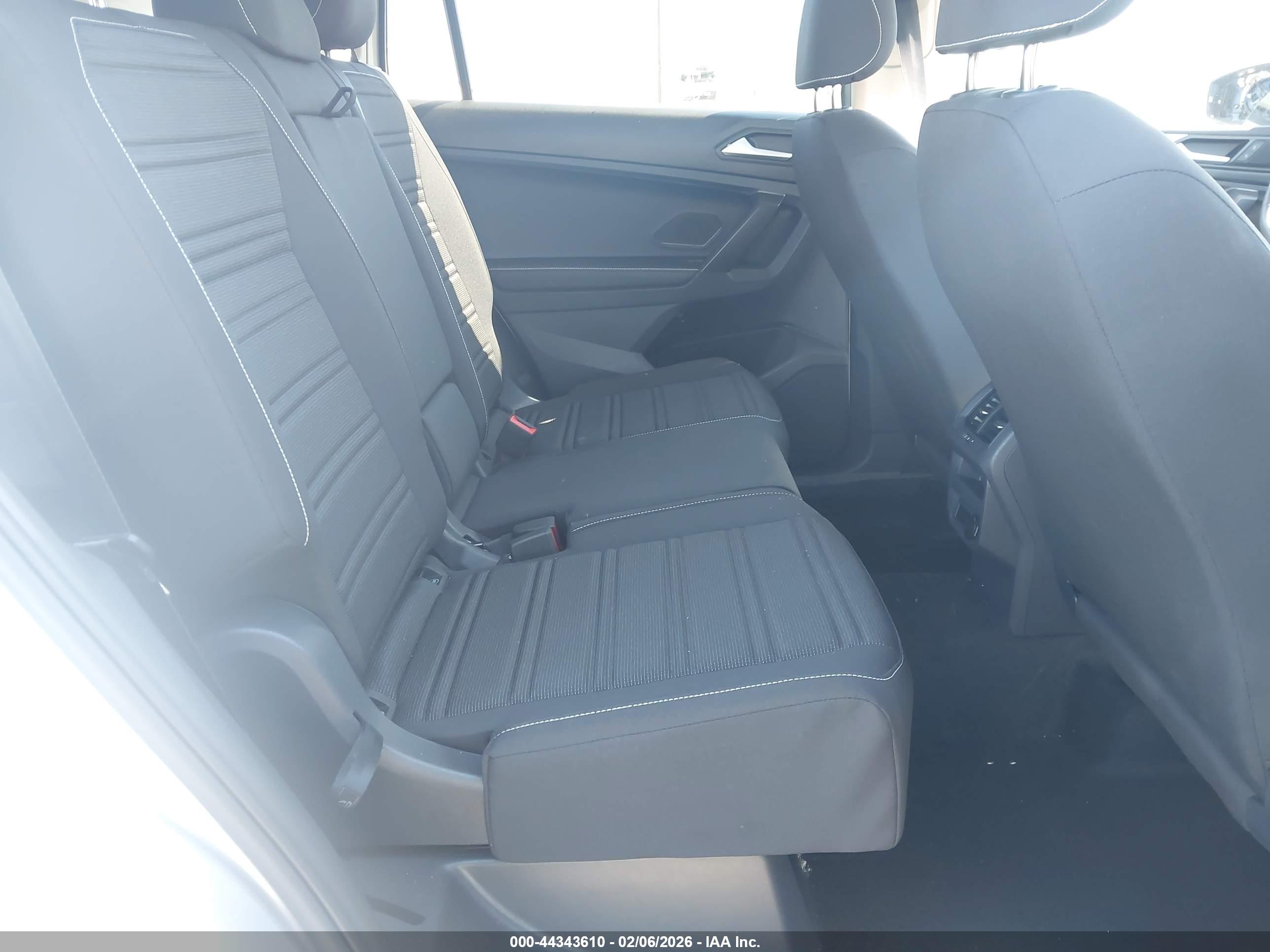 VOLKSWAGEN TIGUAN image 8