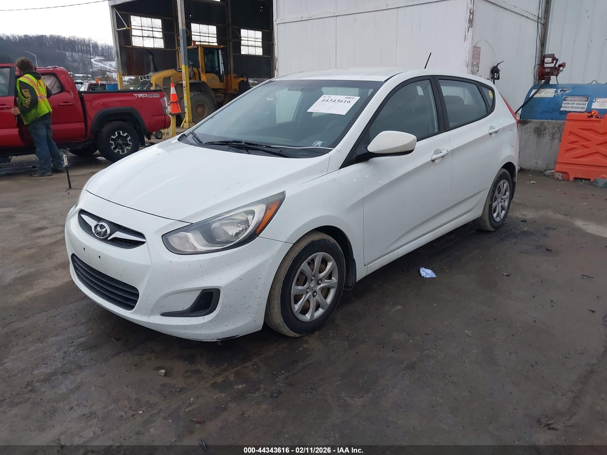 HYUNDAI ACCENT image 2