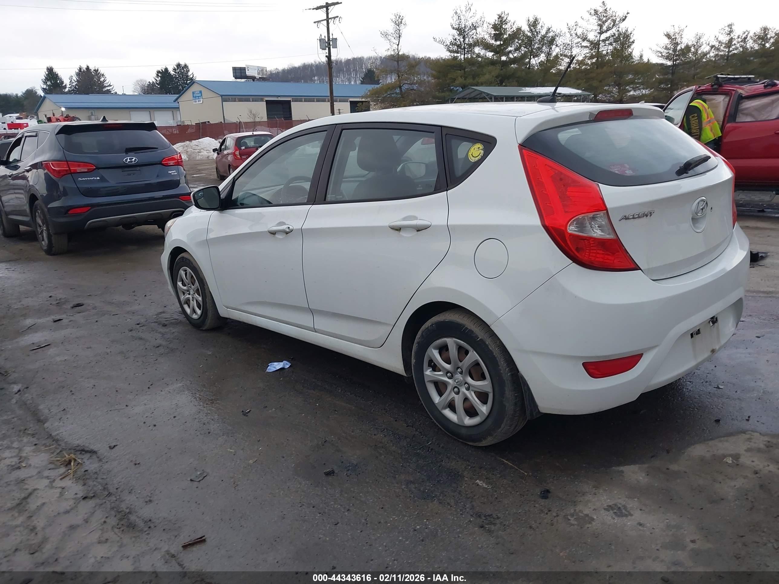 HYUNDAI ACCENT image 3