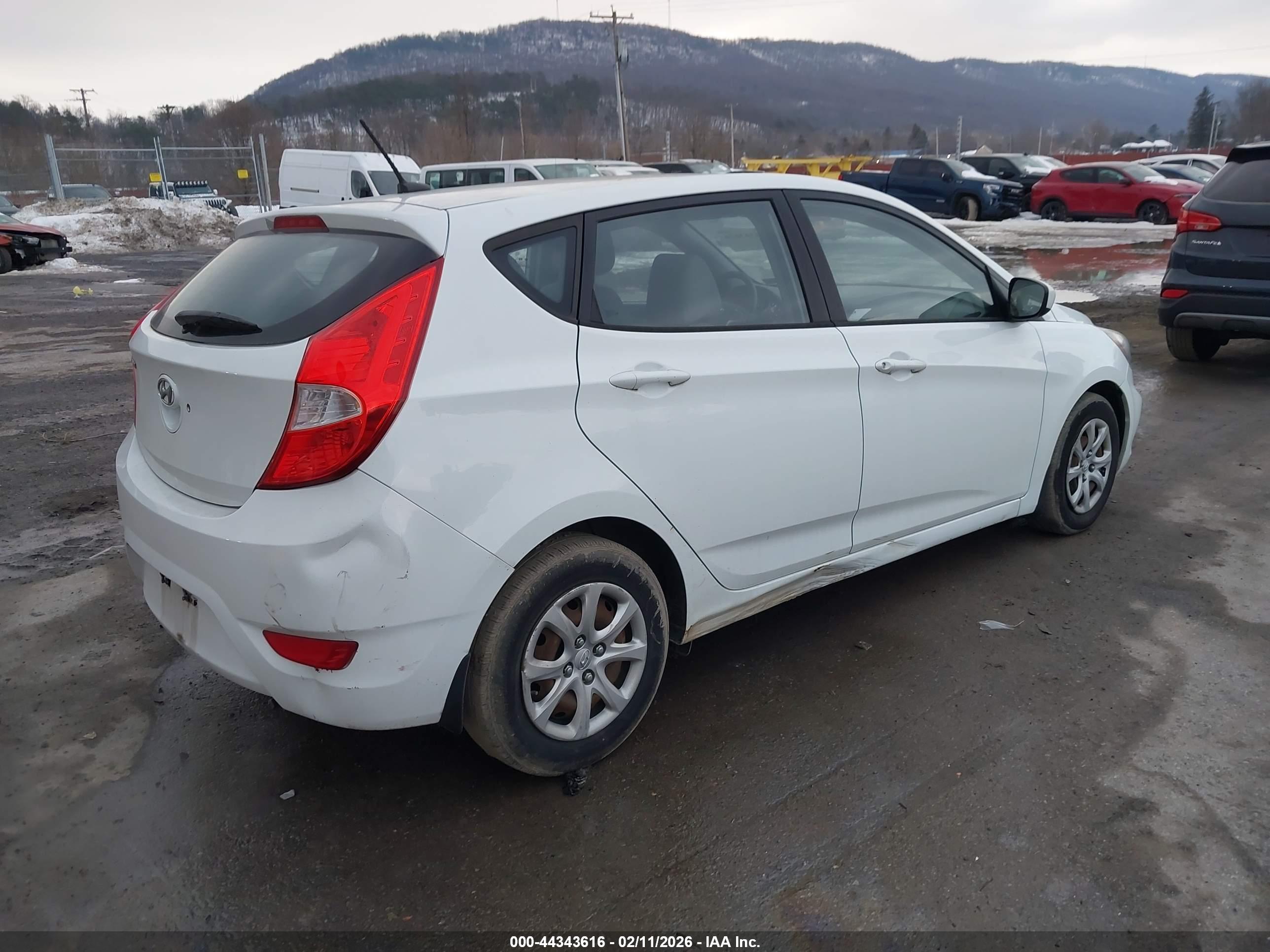 HYUNDAI ACCENT image 4