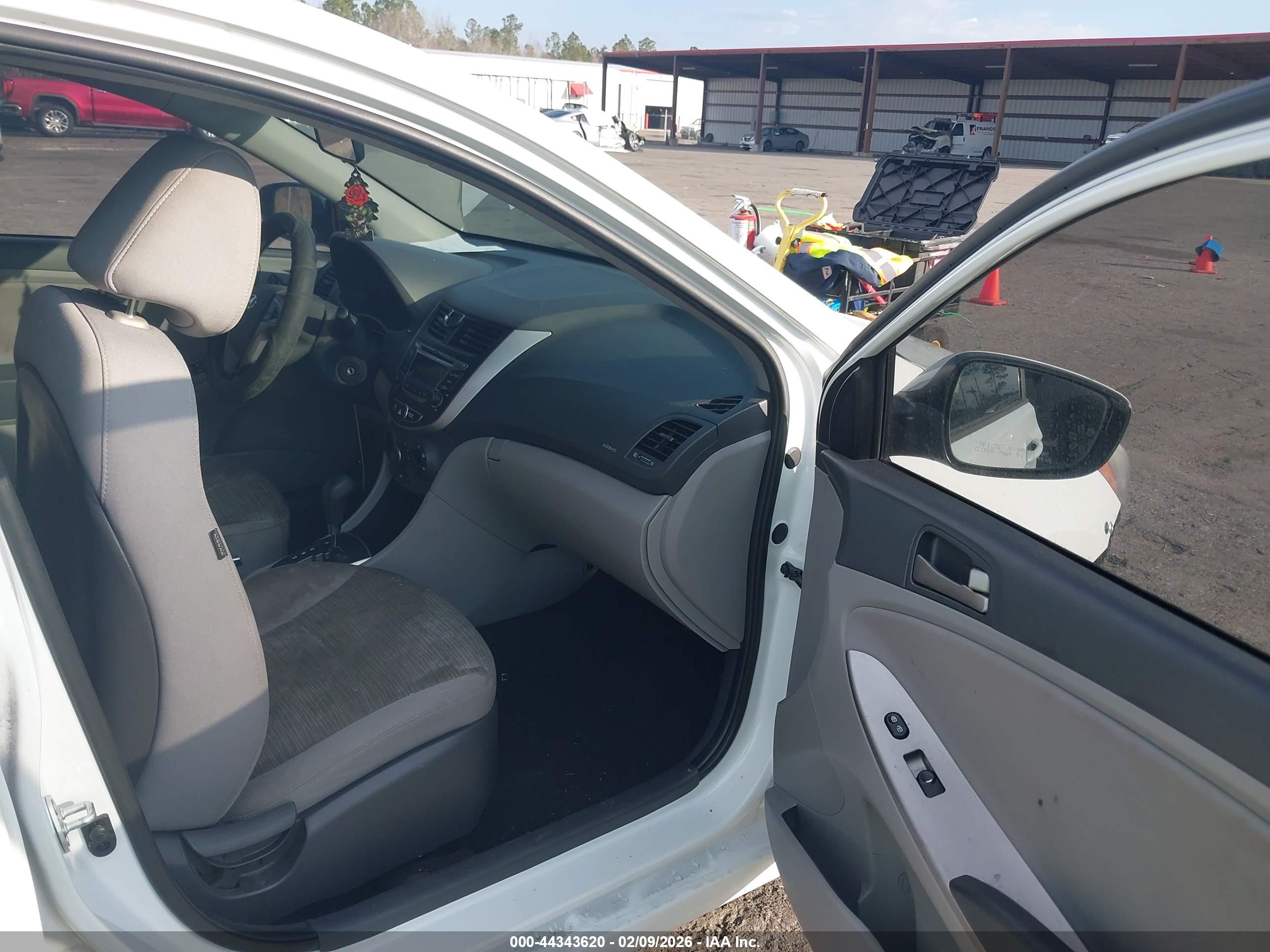 HYUNDAI ACCENT image 5