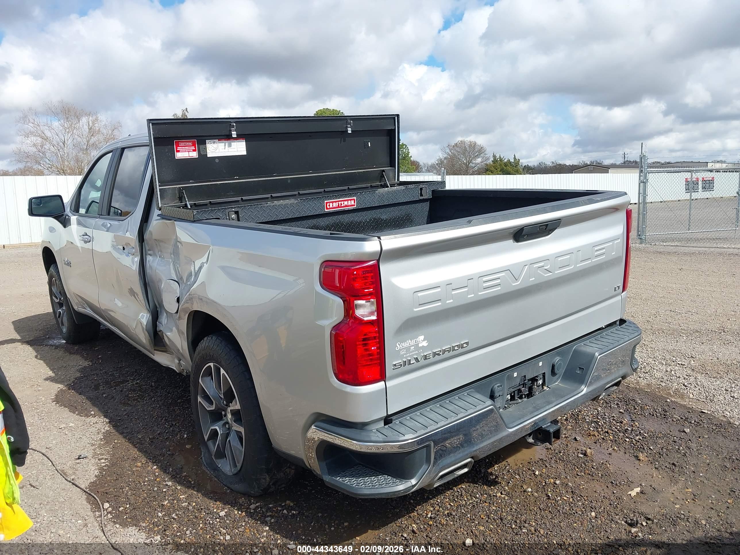 CHEVROLET SILVERADO image 3