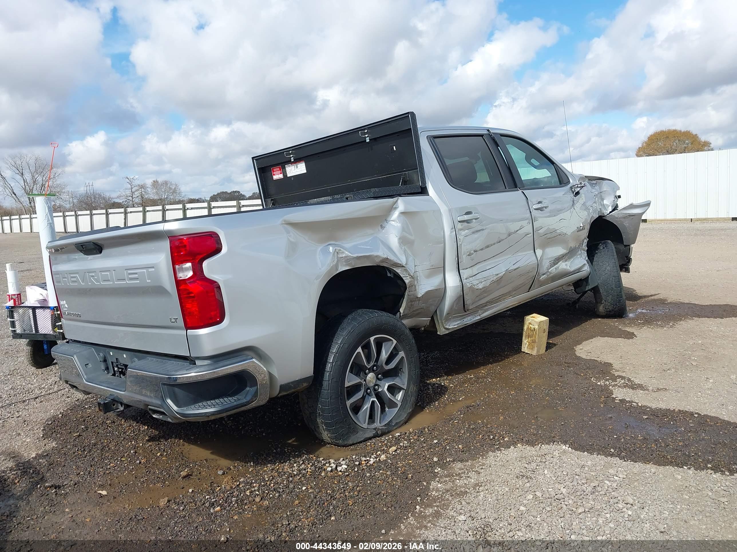 CHEVROLET SILVERADO image 4