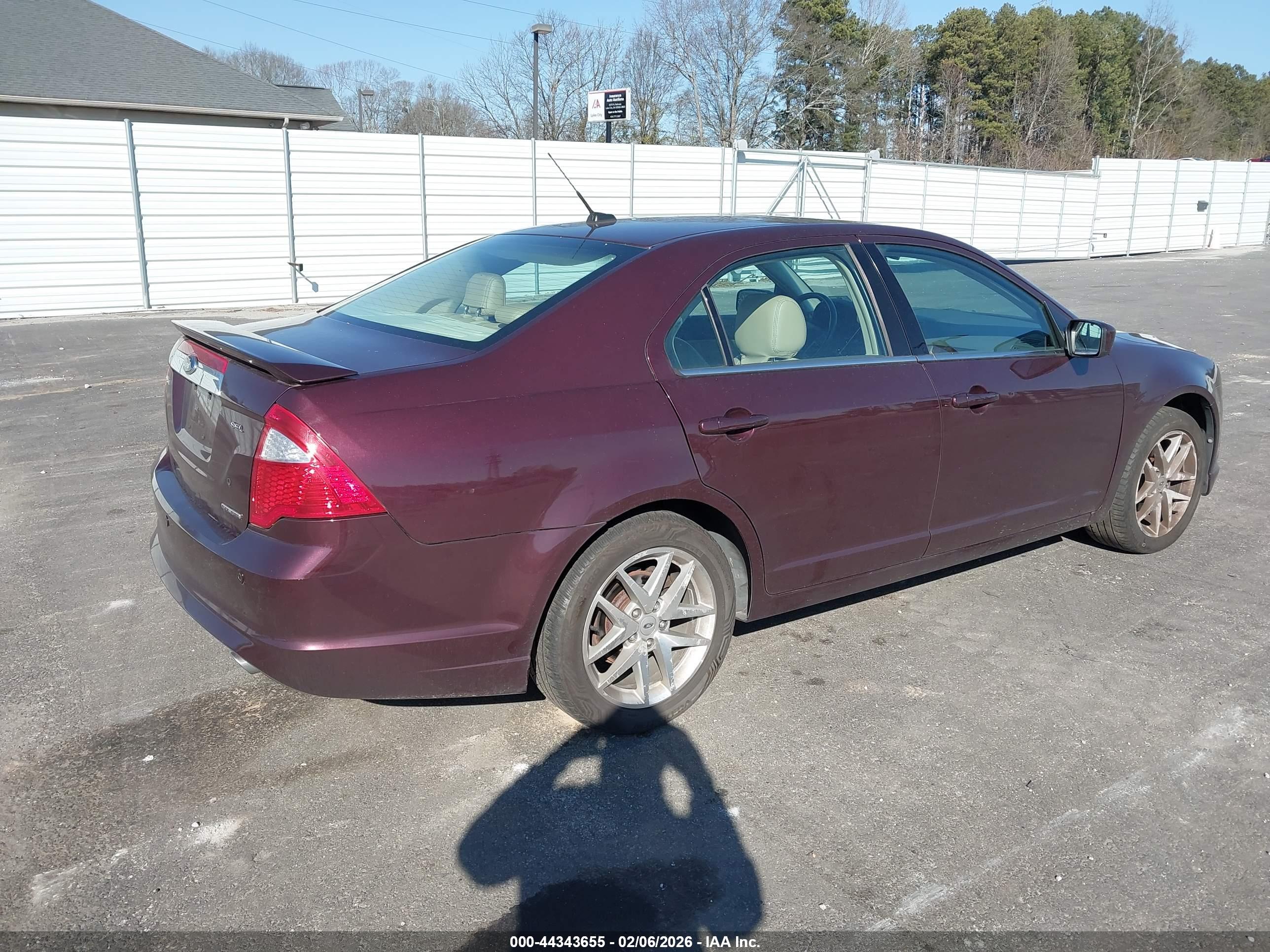 FORD FUSION image 4