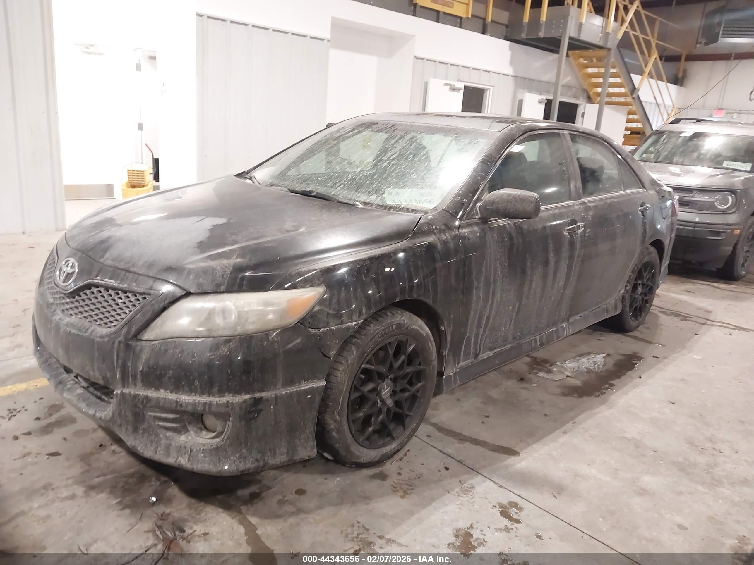 TOYOTA CAMRY image 2