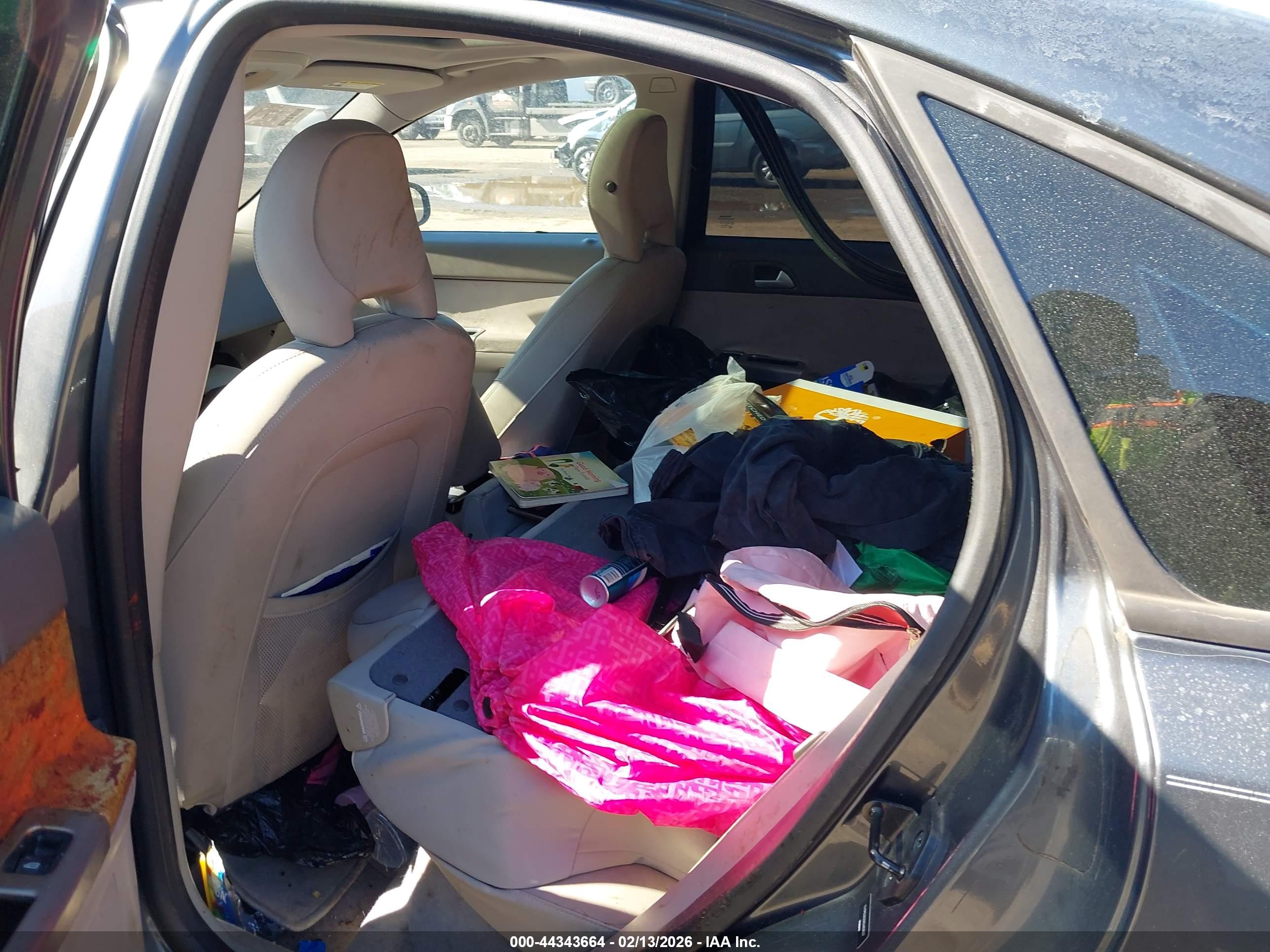 VOLVO S40 image 8