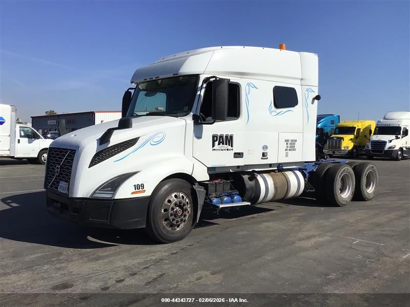 VOLVO VNL image 2