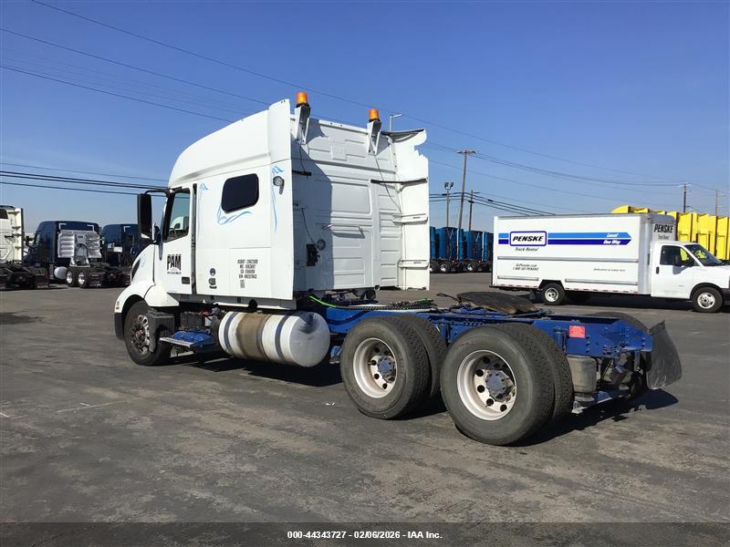 VOLVO VNL image 3