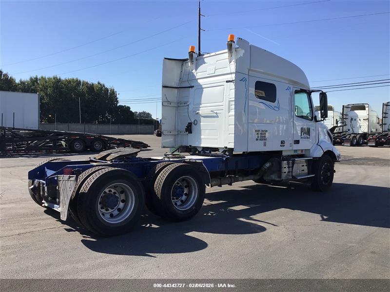 VOLVO VNL image 4