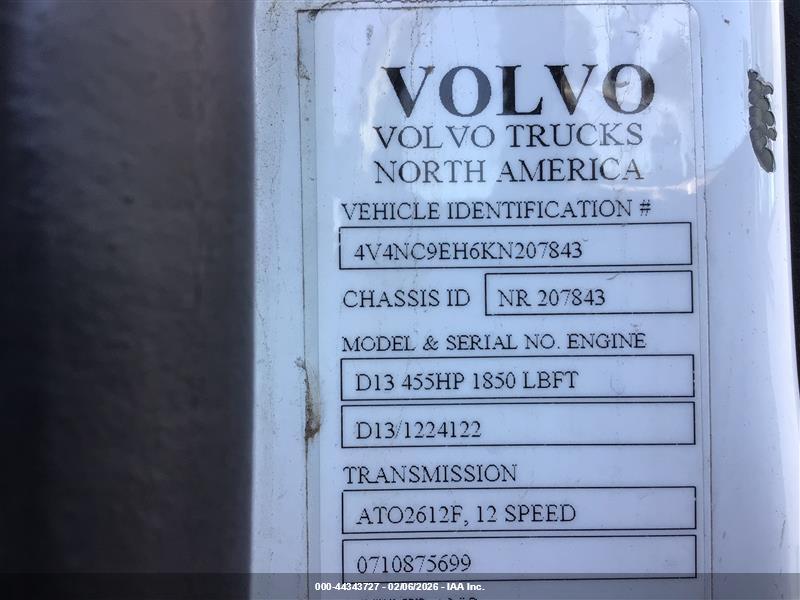 VOLVO VNL image 9