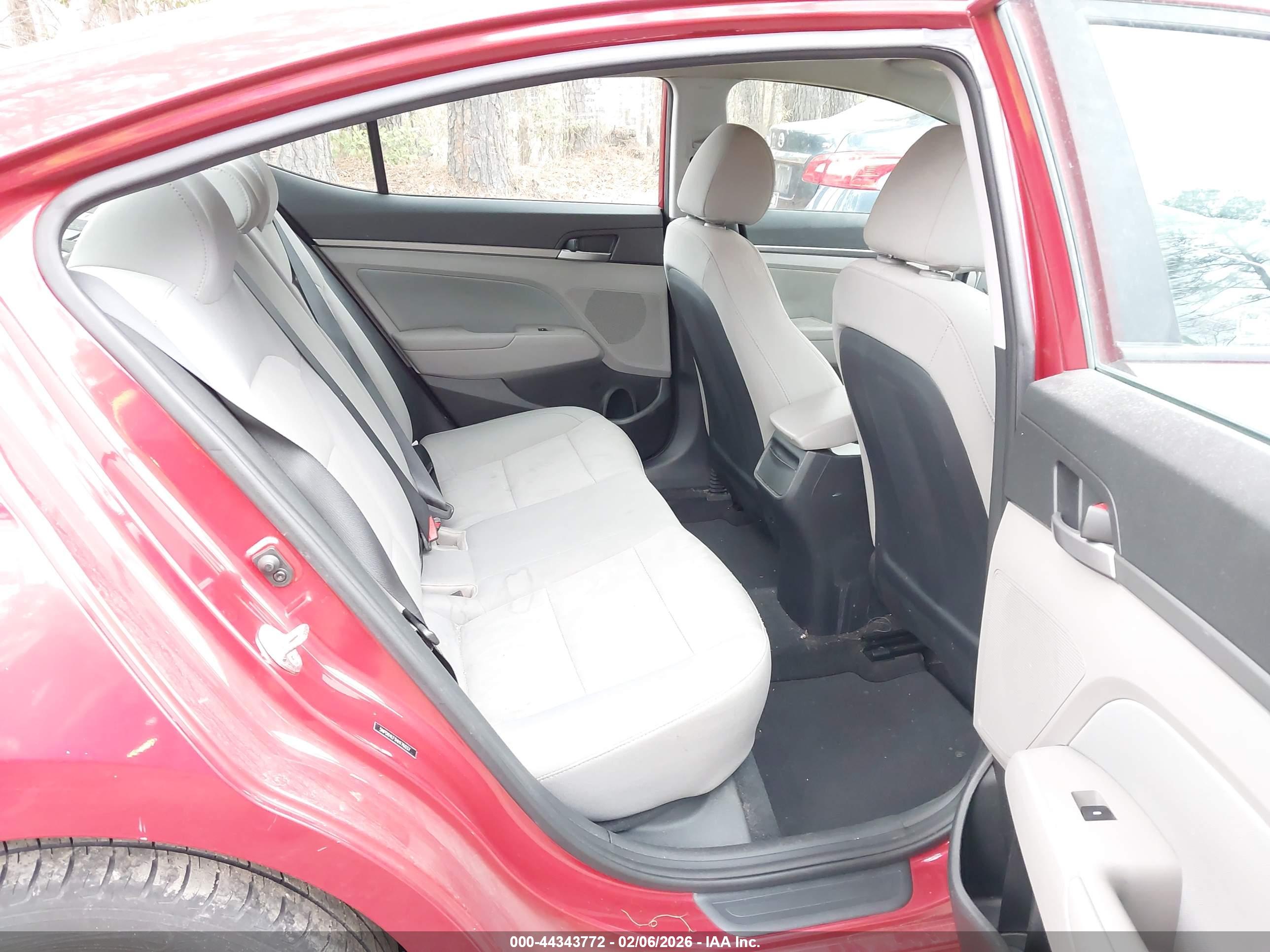 HYUNDAI ELANTRA image 8