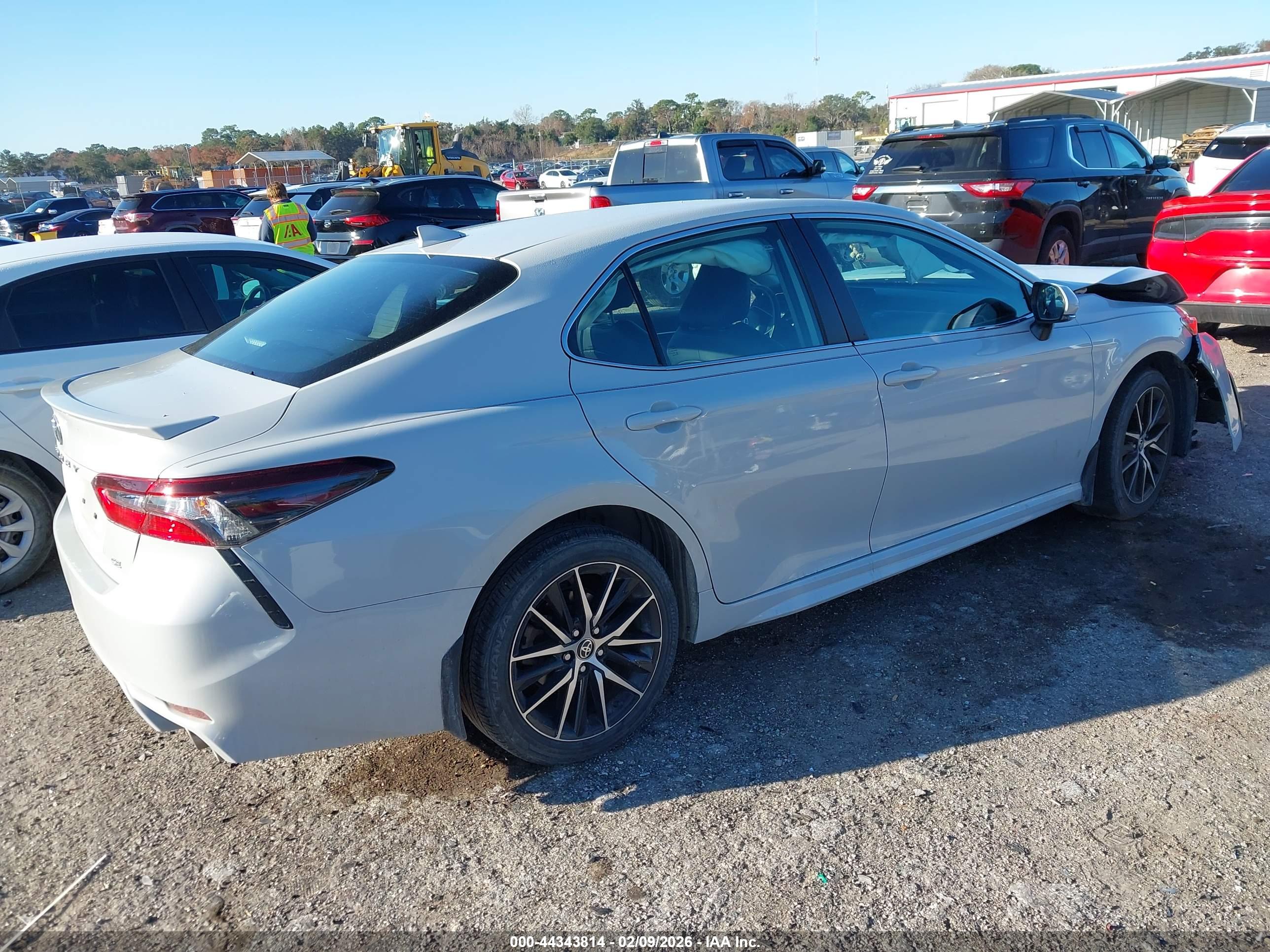 TOYOTA CAMRY image 4