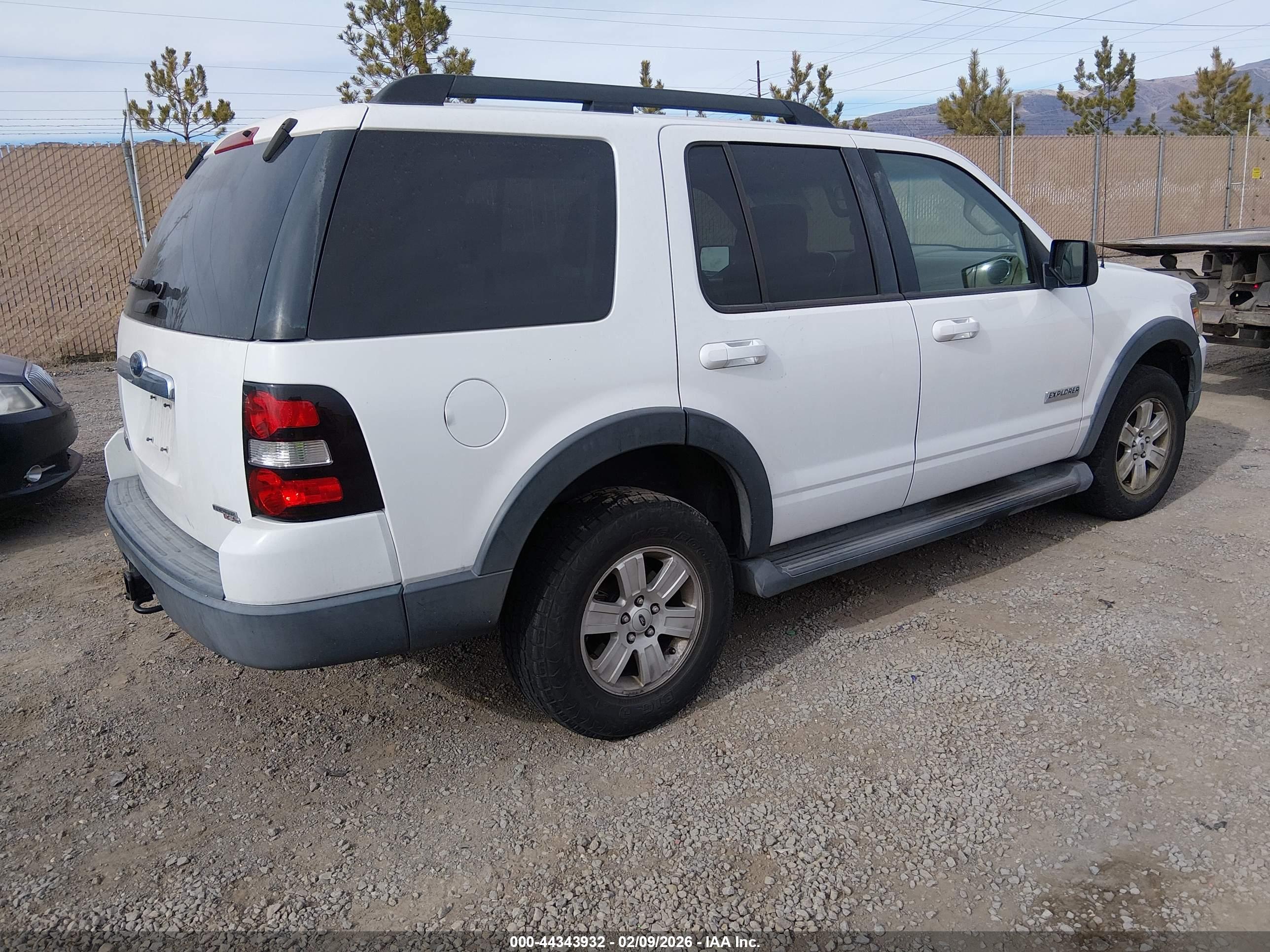 FORD EXPLORER image 4