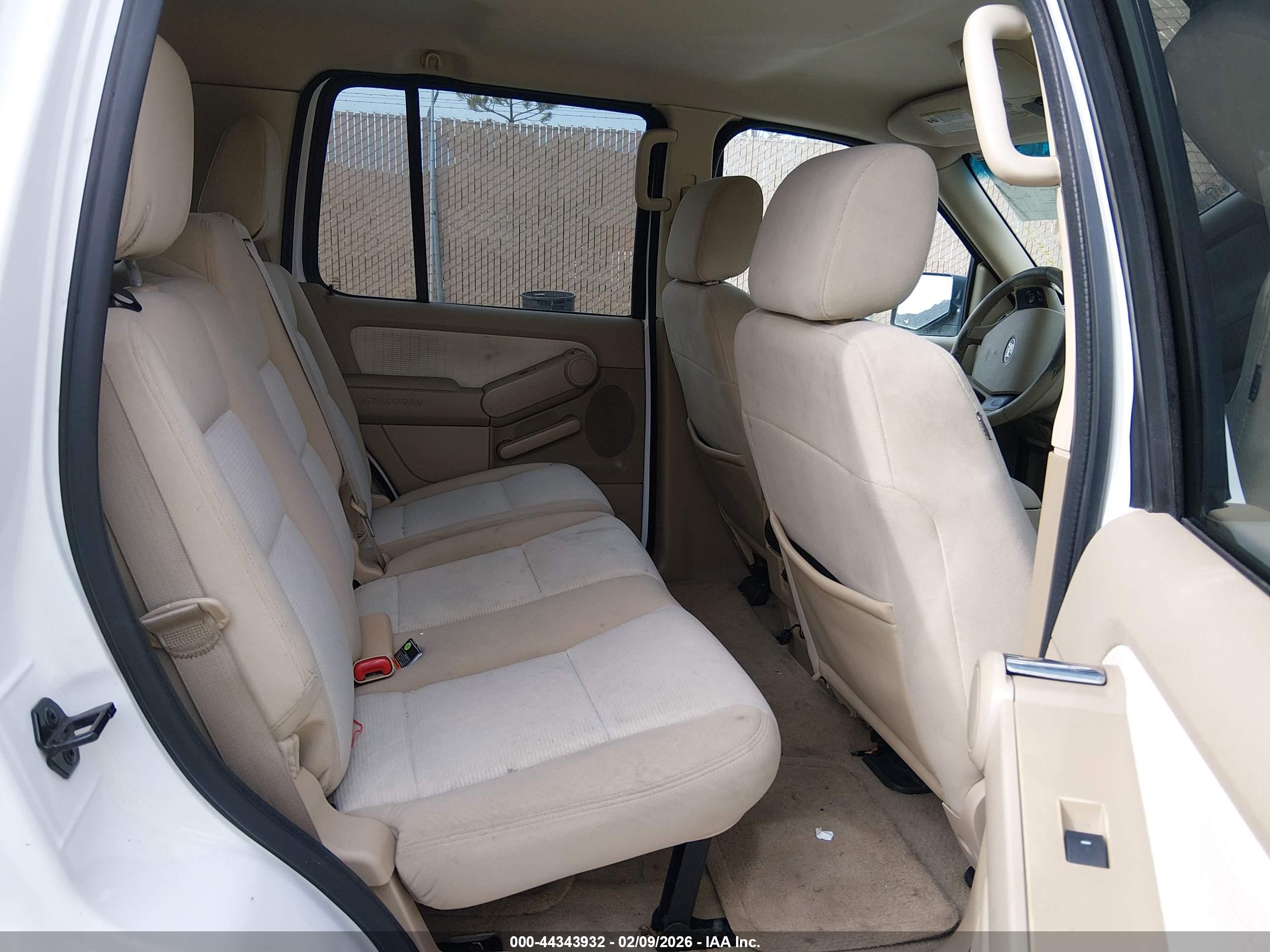 FORD EXPLORER image 8