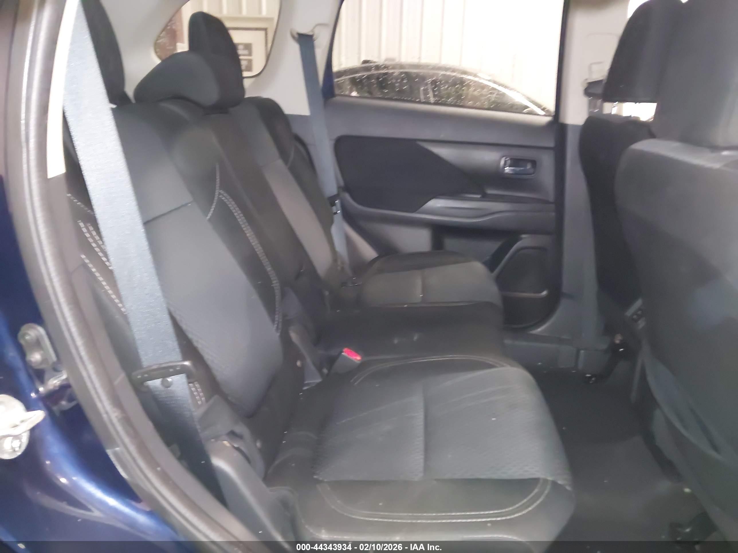 MITSUBISHI OUTLANDER image 8