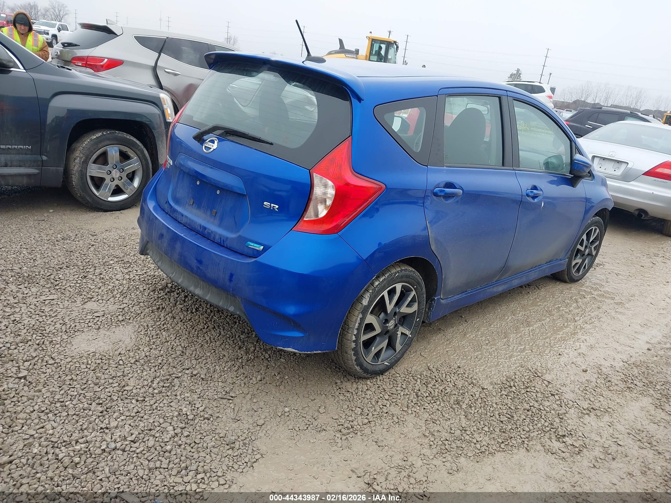 NISSAN VERSA image 4