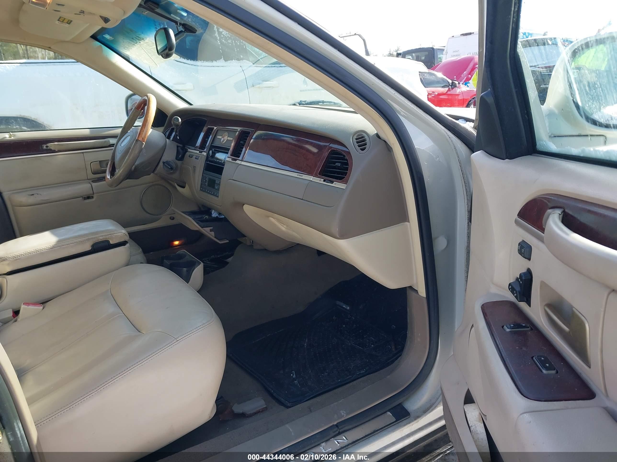 LINCOLN TOWN image 5