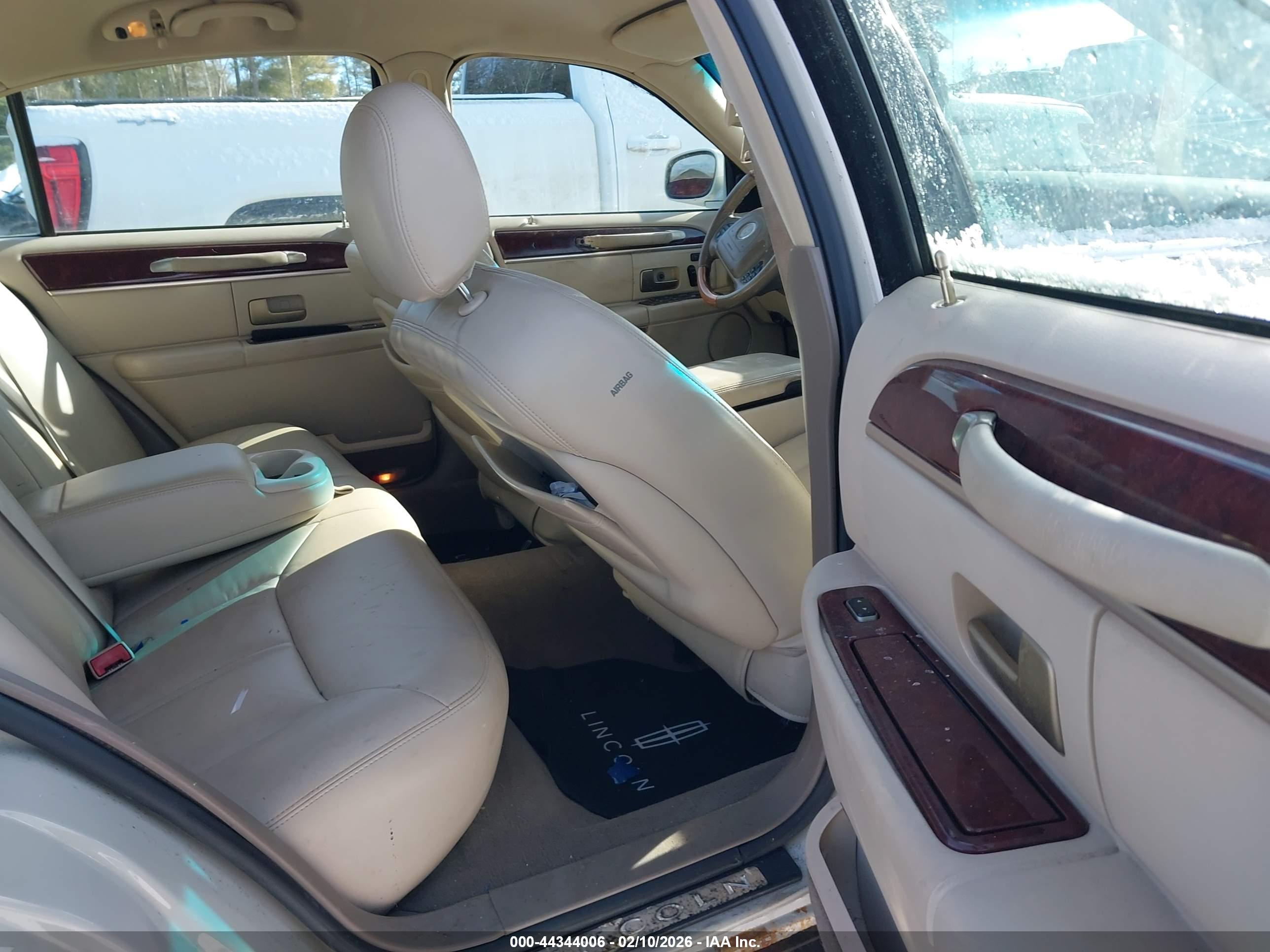 LINCOLN TOWN image 8