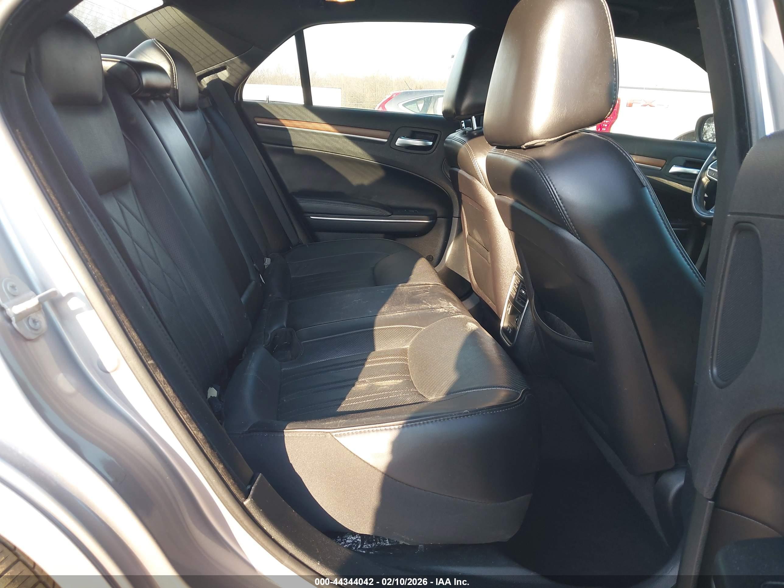 CHRYSLER 300 image 8