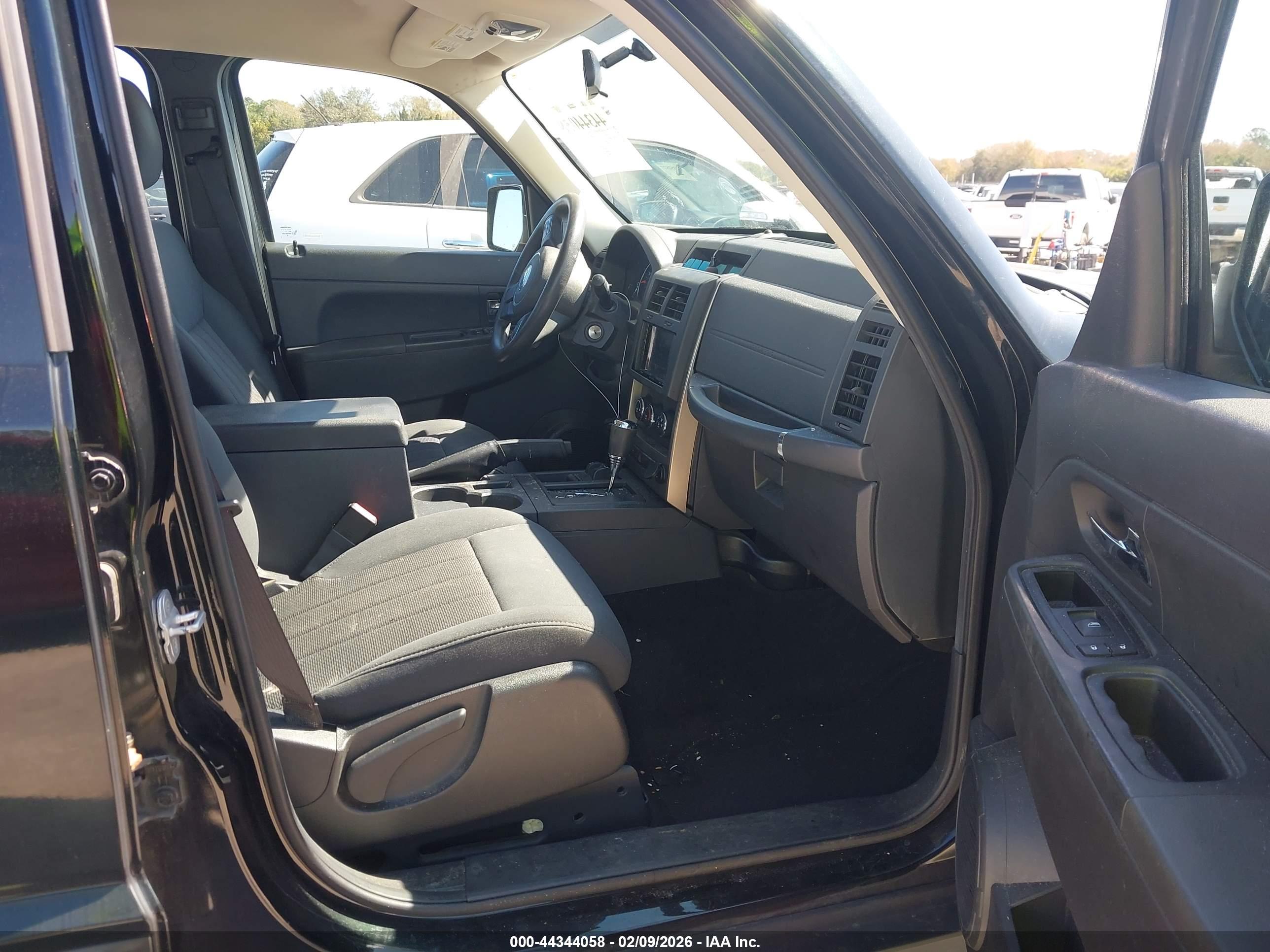 JEEP LIBERTY image 5