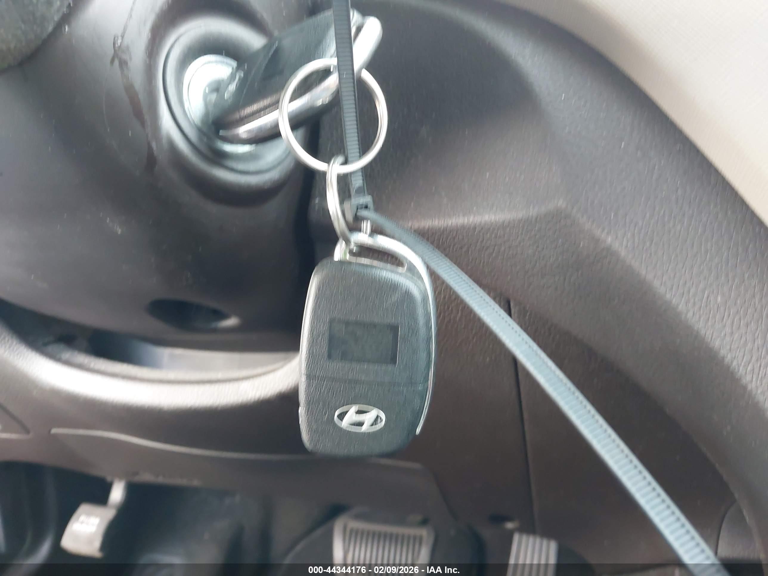 HYUNDAI SANTA image 11