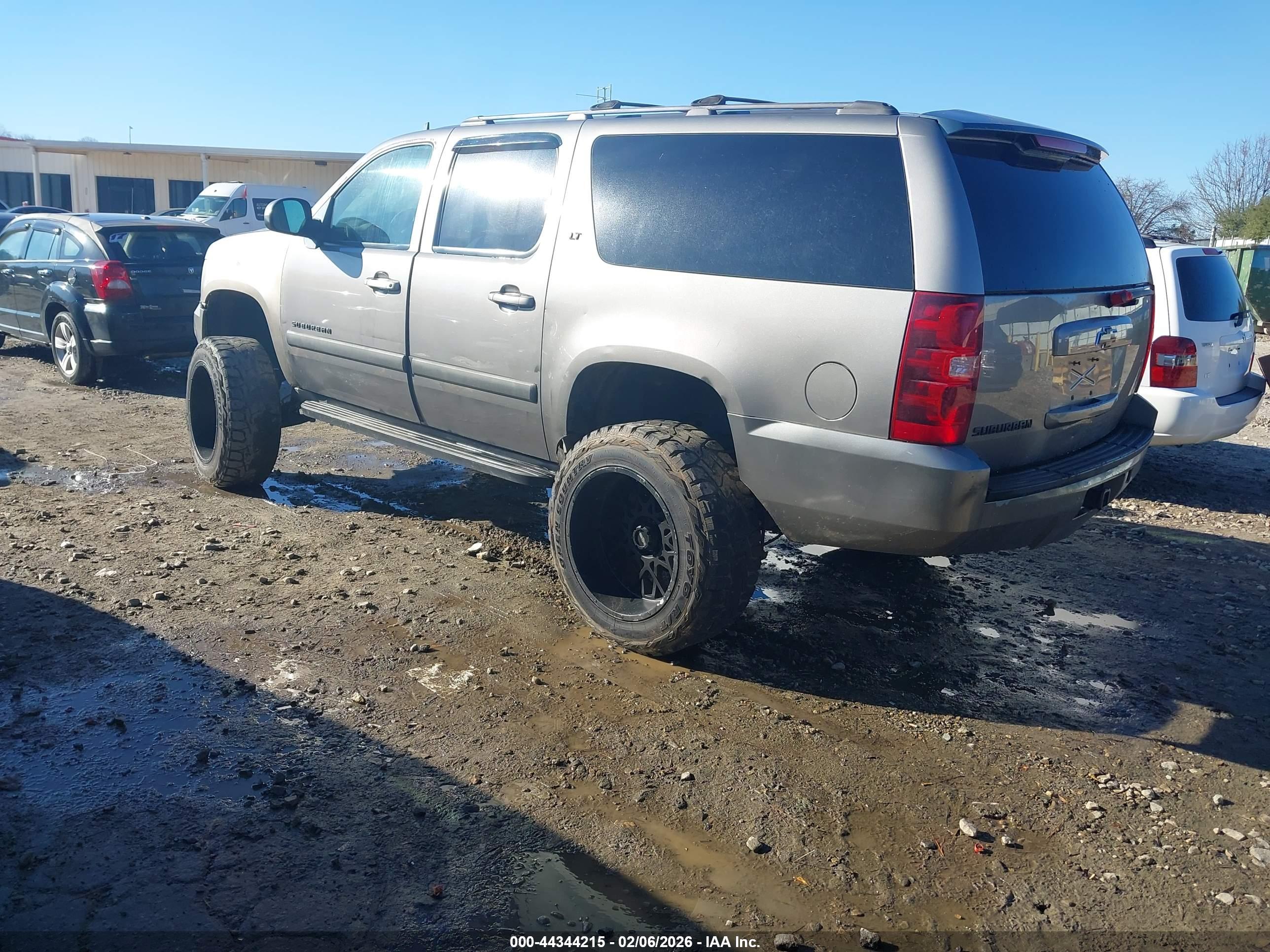 CHEVROLET SUBURBAN image 3