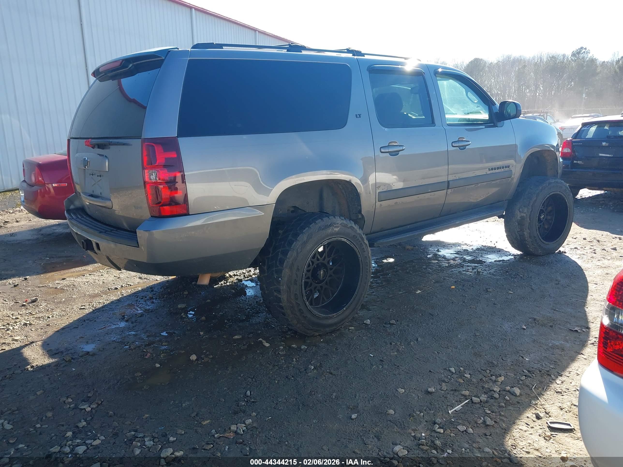 CHEVROLET SUBURBAN image 4