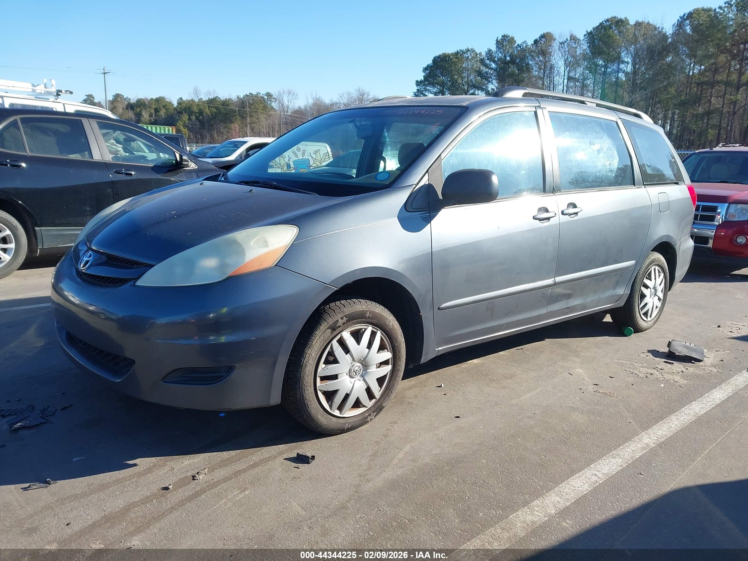 TOYOTA SIENNA image 2