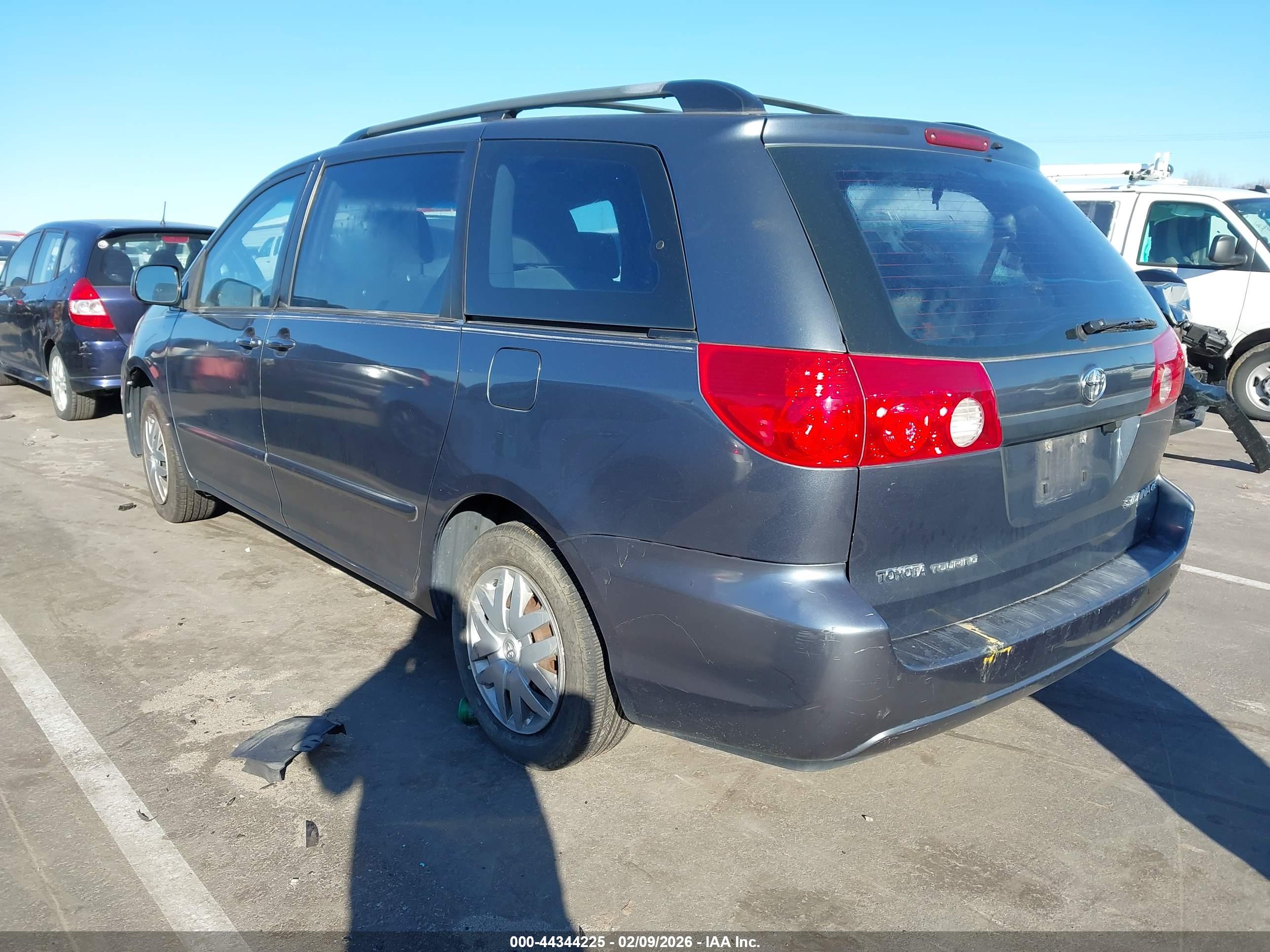 TOYOTA SIENNA image 3