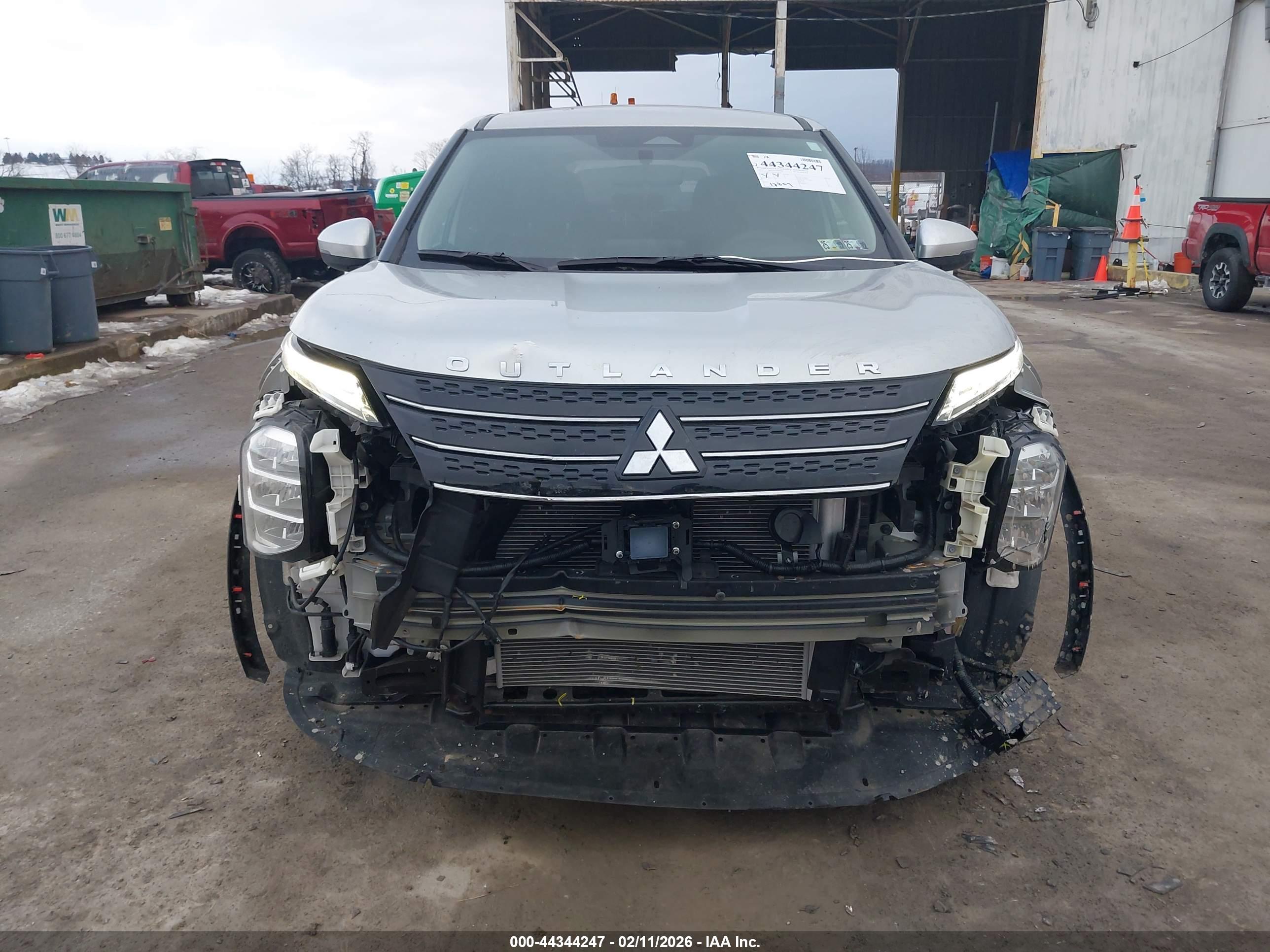 MITSUBISHI OUTLANDER image 6