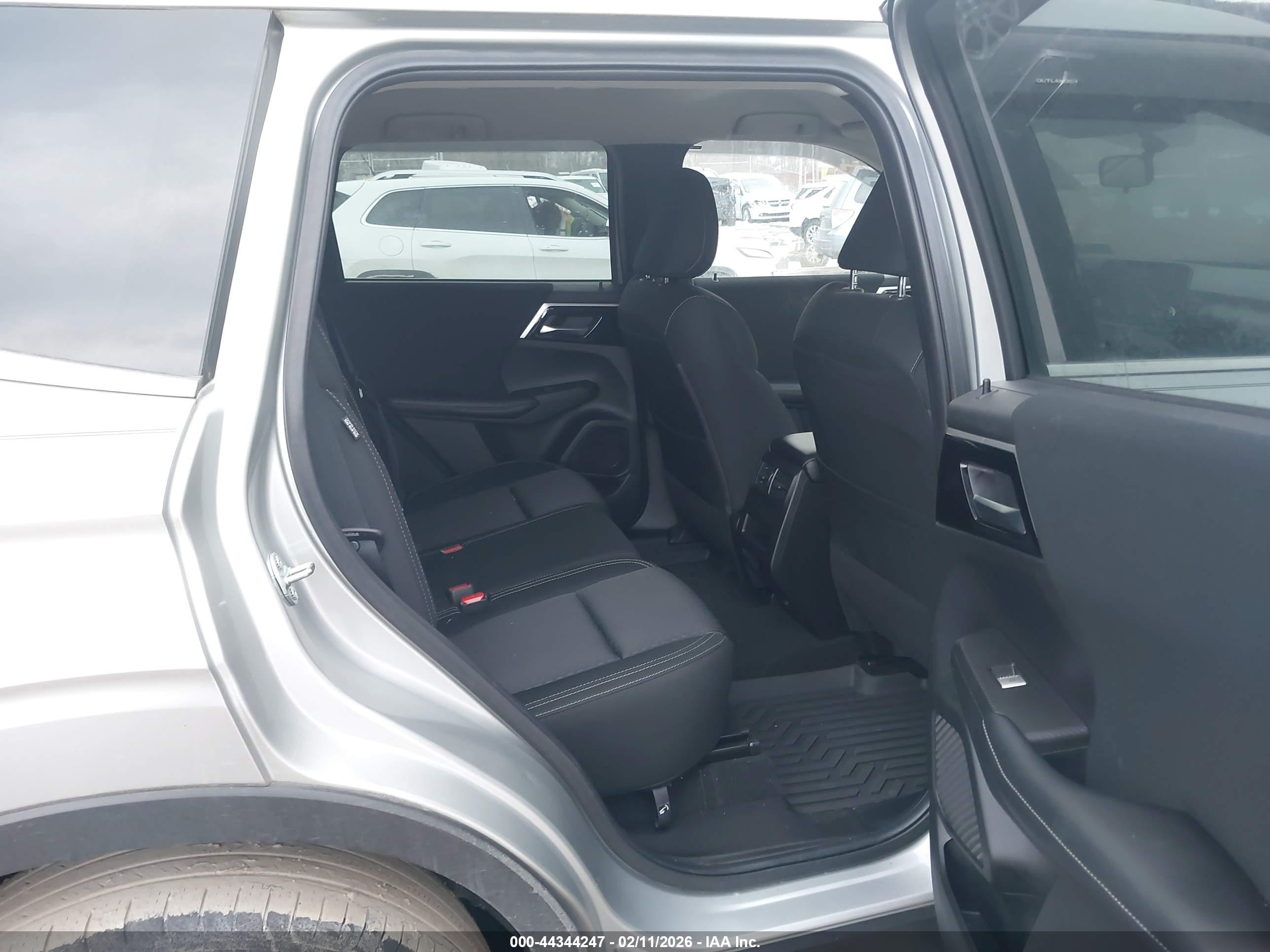 MITSUBISHI OUTLANDER image 8