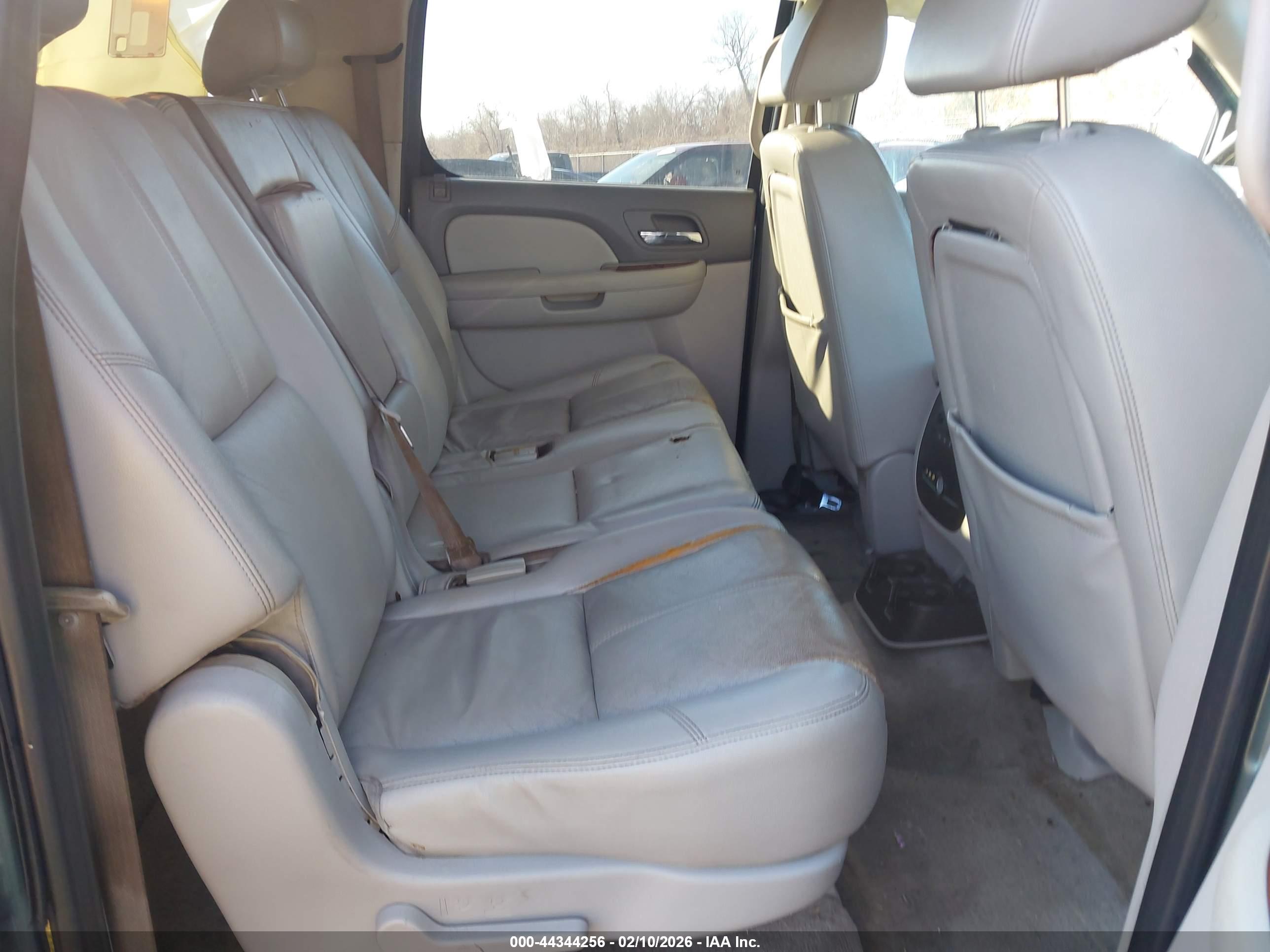CHEVROLET SUBURBAN image 8