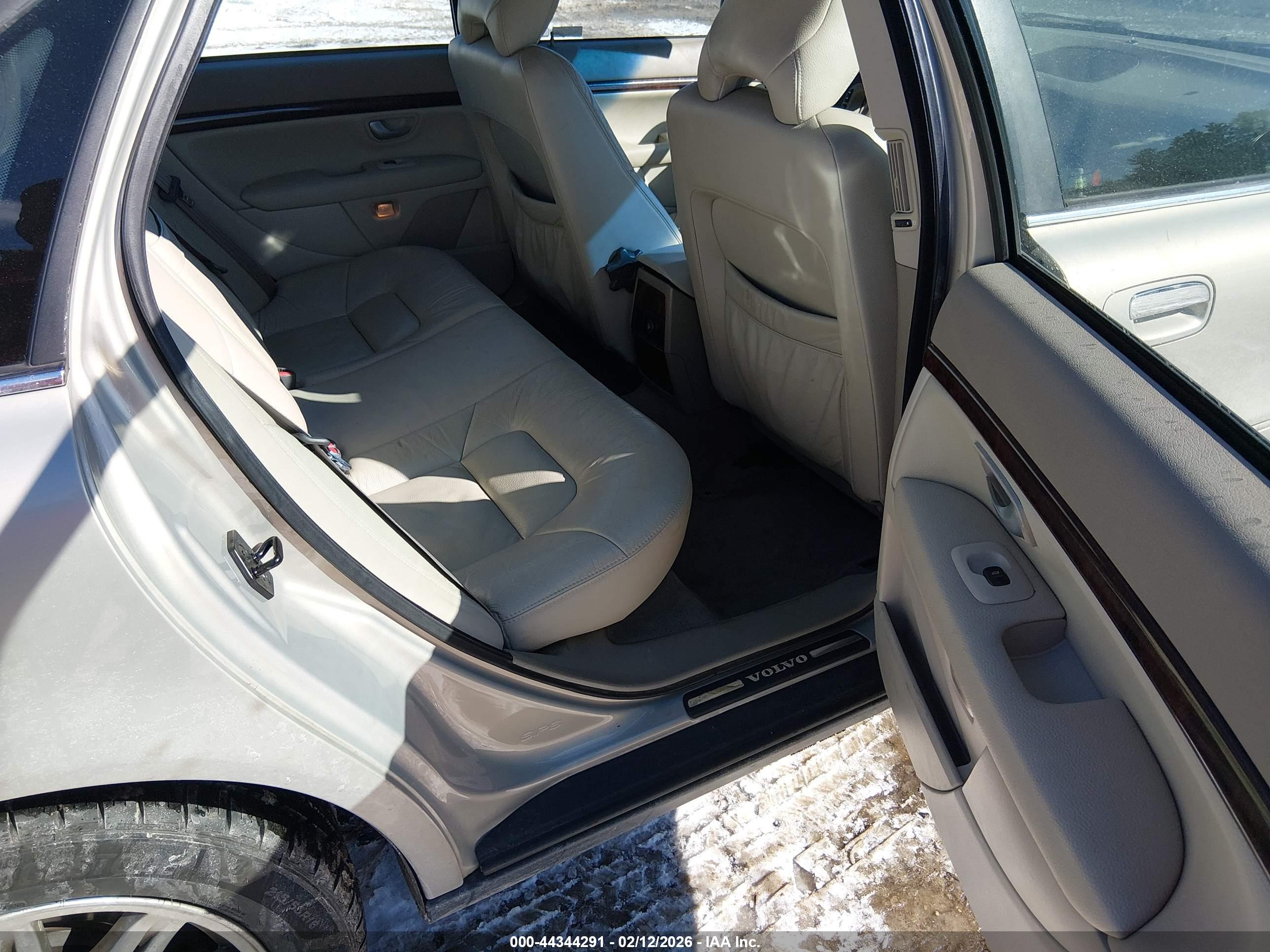 VOLVO S80 image 8