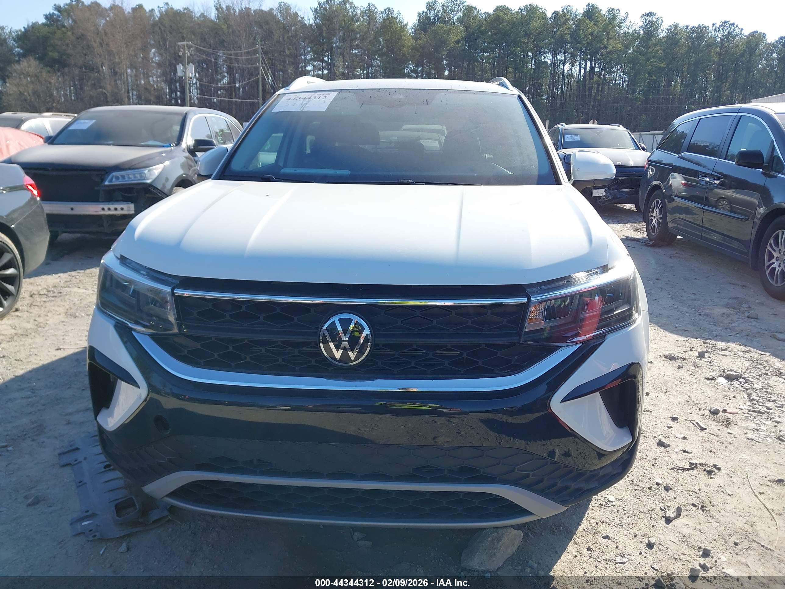 VOLKSWAGEN TAOS image 6