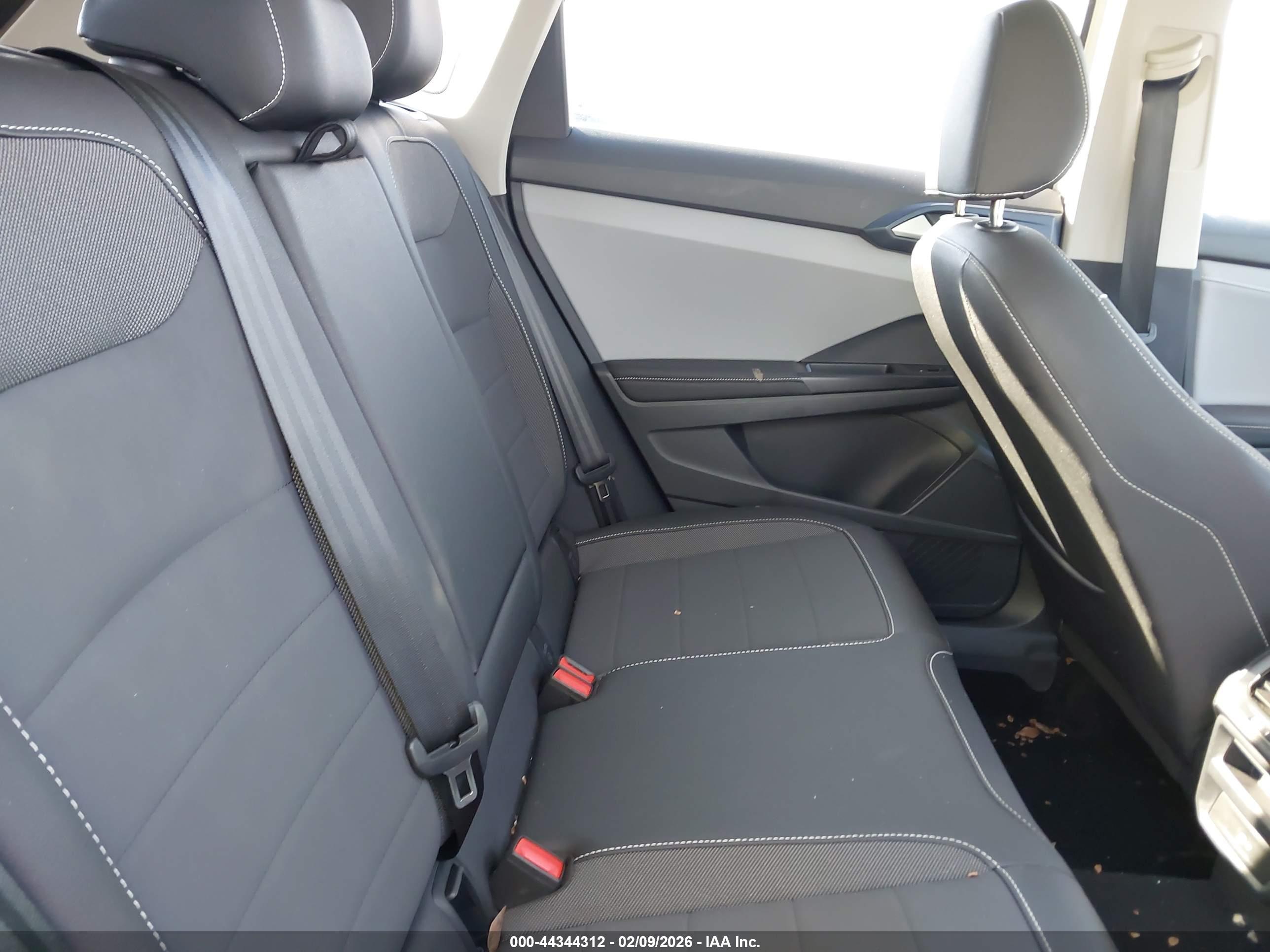 VOLKSWAGEN TAOS image 8