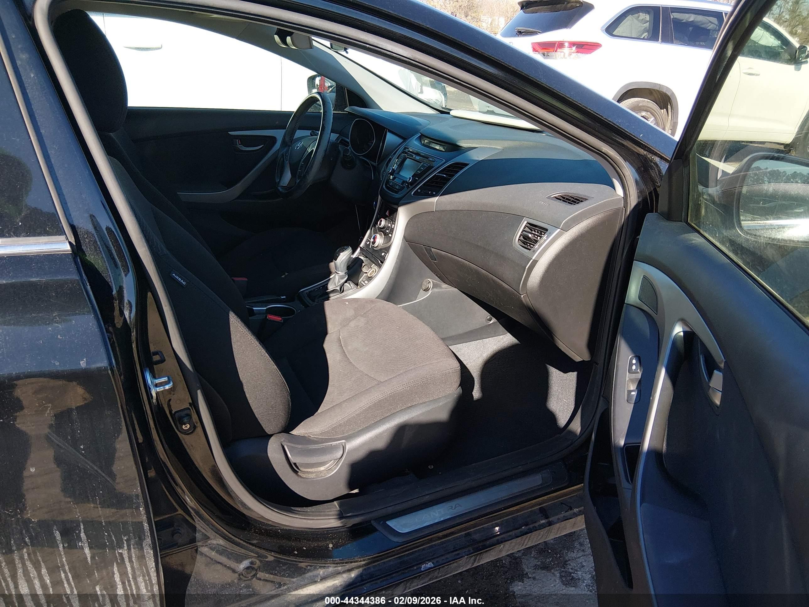 HYUNDAI ELANTRA image 5