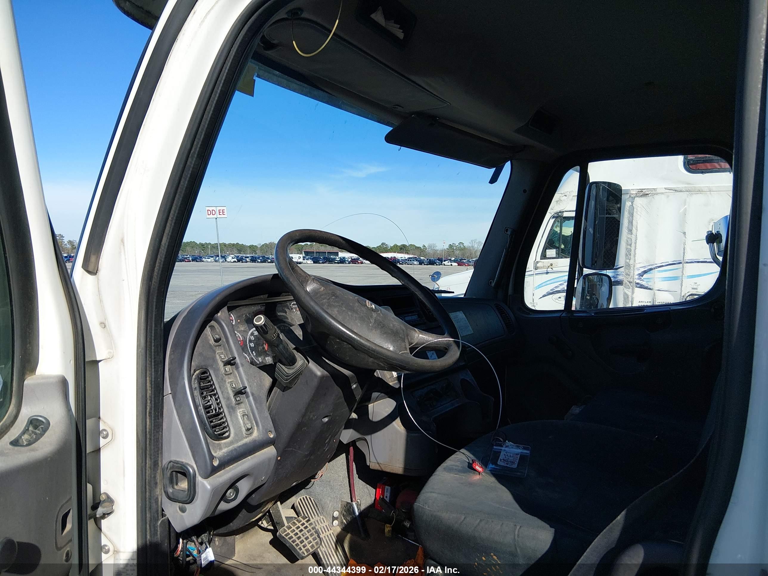 FREIGHTLINER M2 image 8