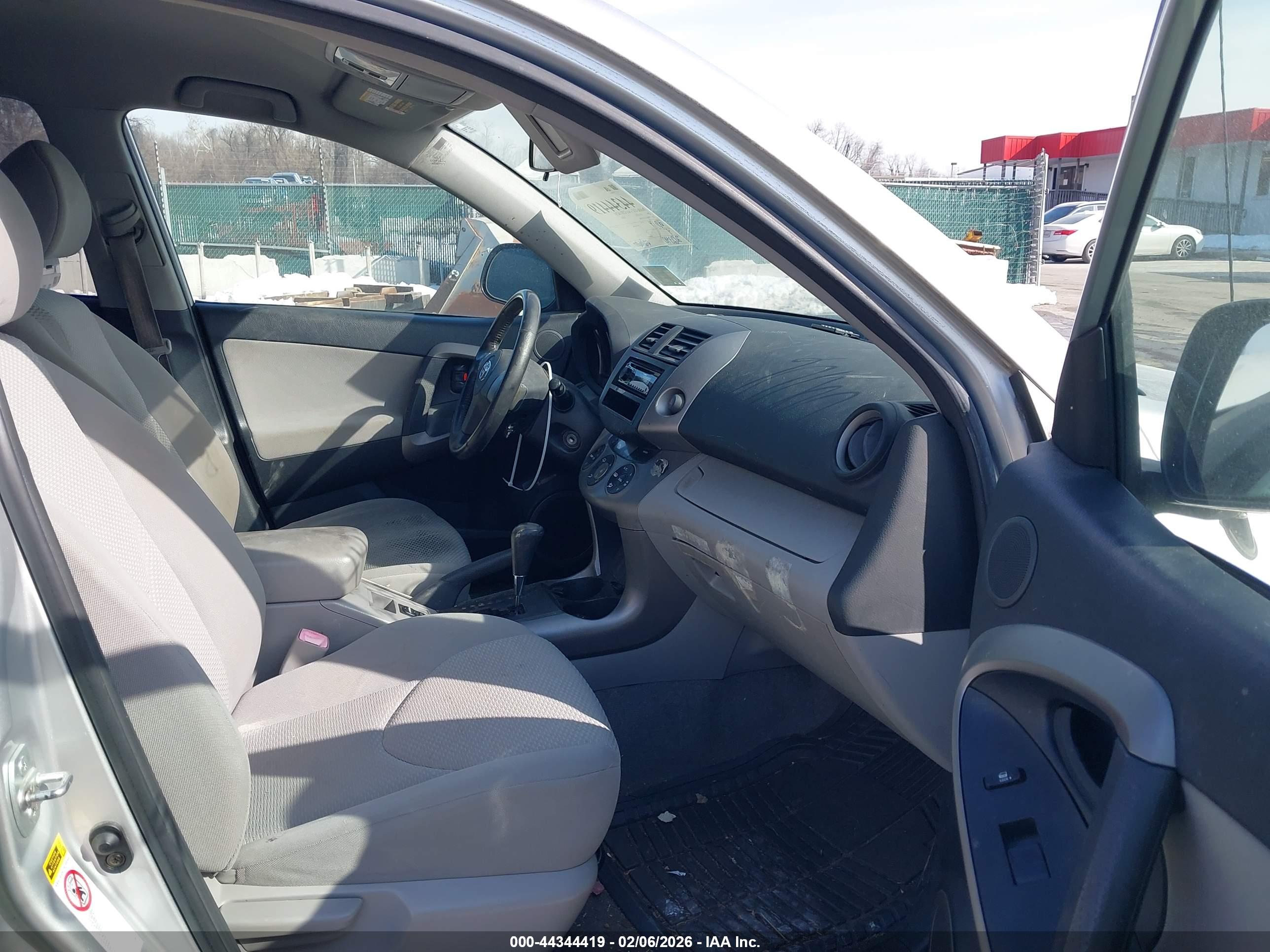TOYOTA RAV4 image 5