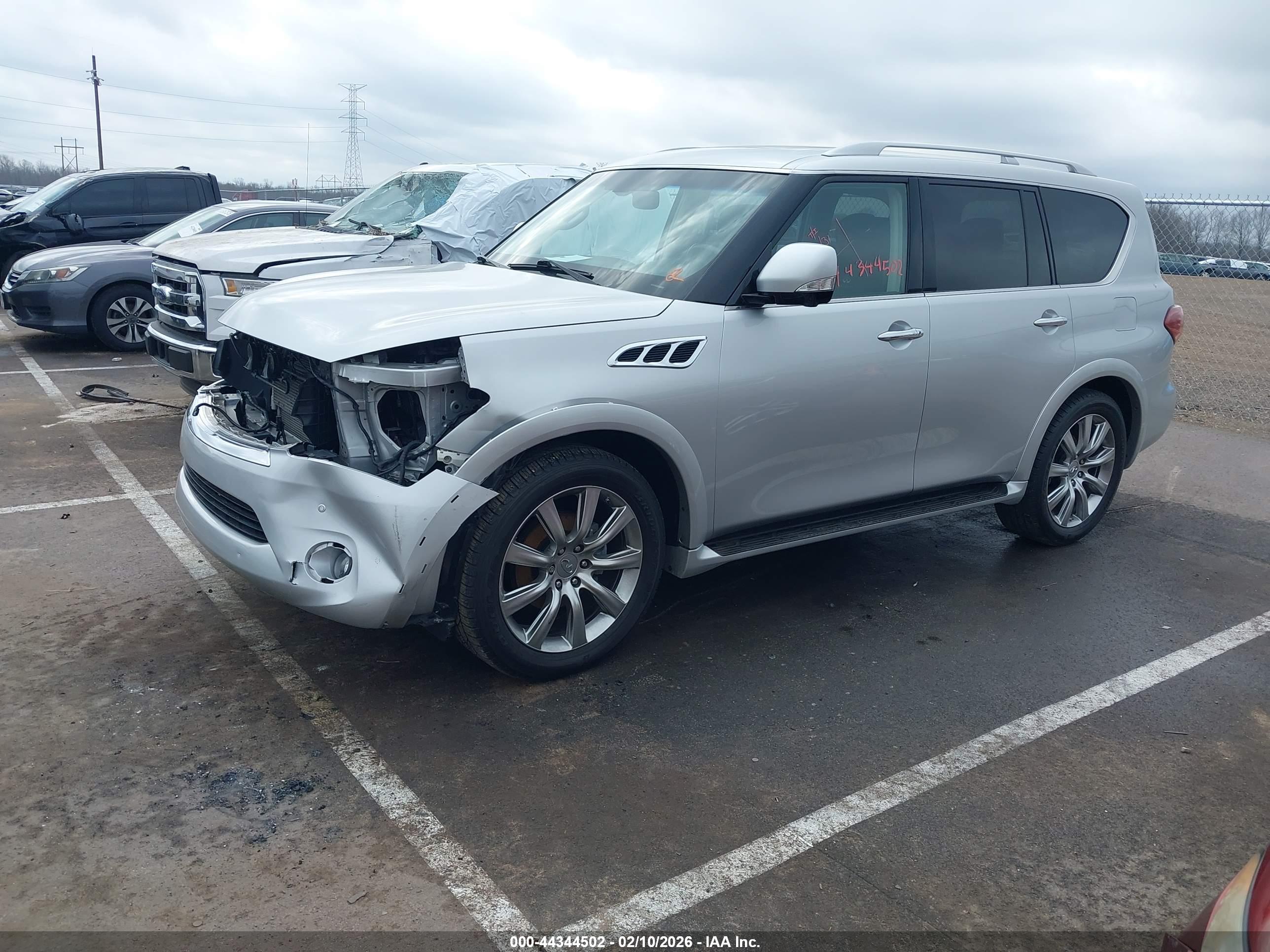 INFINITI QX56 image 2