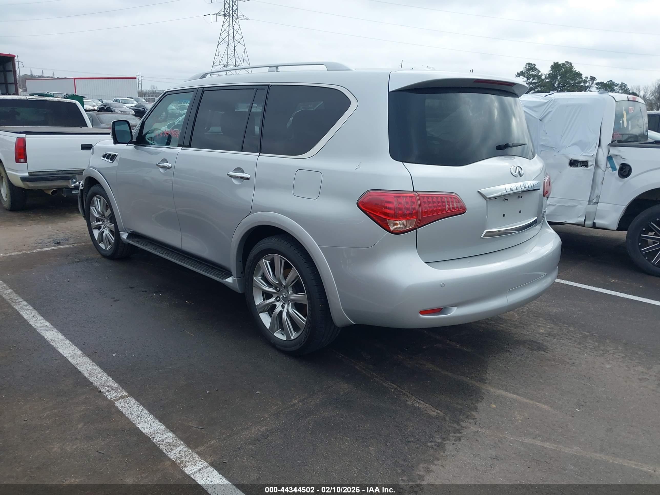 INFINITI QX56 image 3