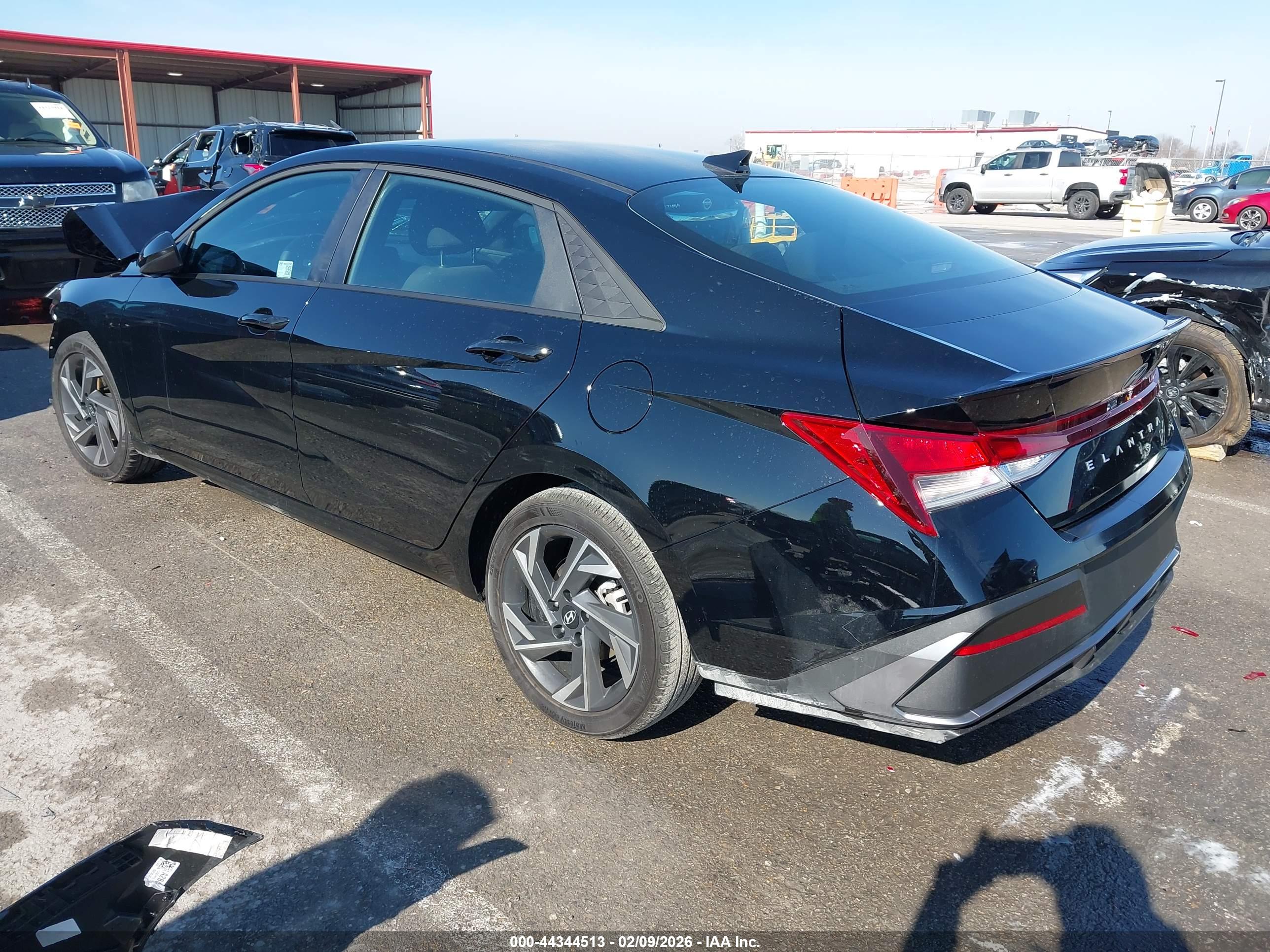 HYUNDAI ELANTRA image 3