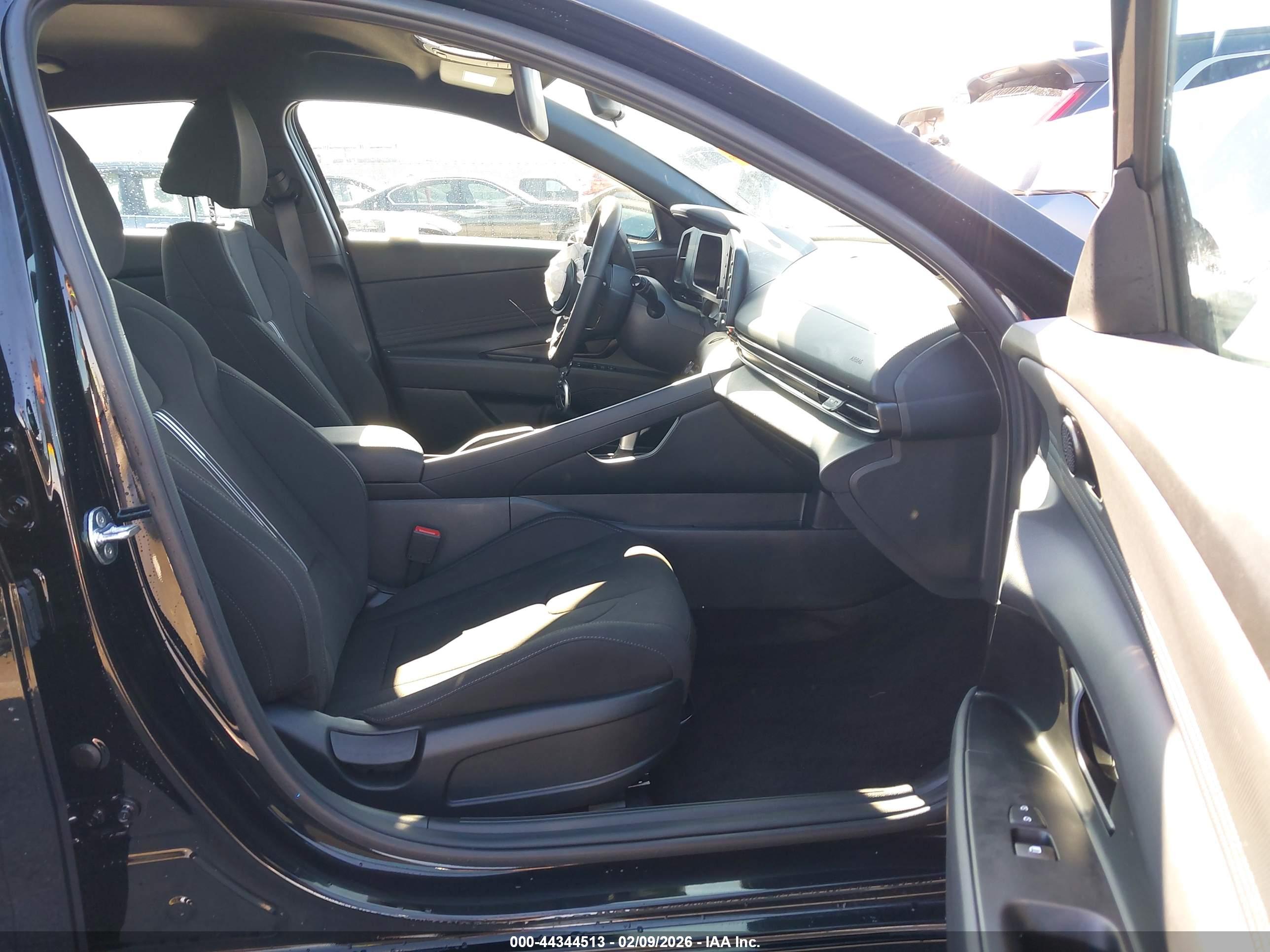 HYUNDAI ELANTRA image 5